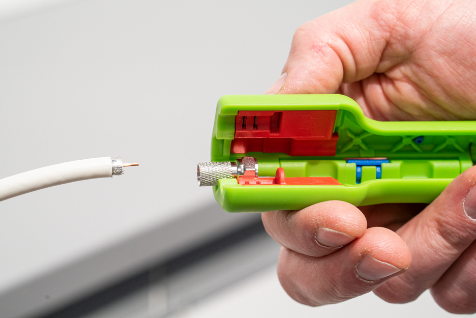 Coax-Stripper No. 1 F Plus Green Line - geeignet für F-Schraubstecker | Abisolierwerkzeuge aus bis zu 97 % nachwachsenden Rohstoffen I zum Entmanteln und Abisolieren von Koaxialkabel inkl. Aufdrehhilfe