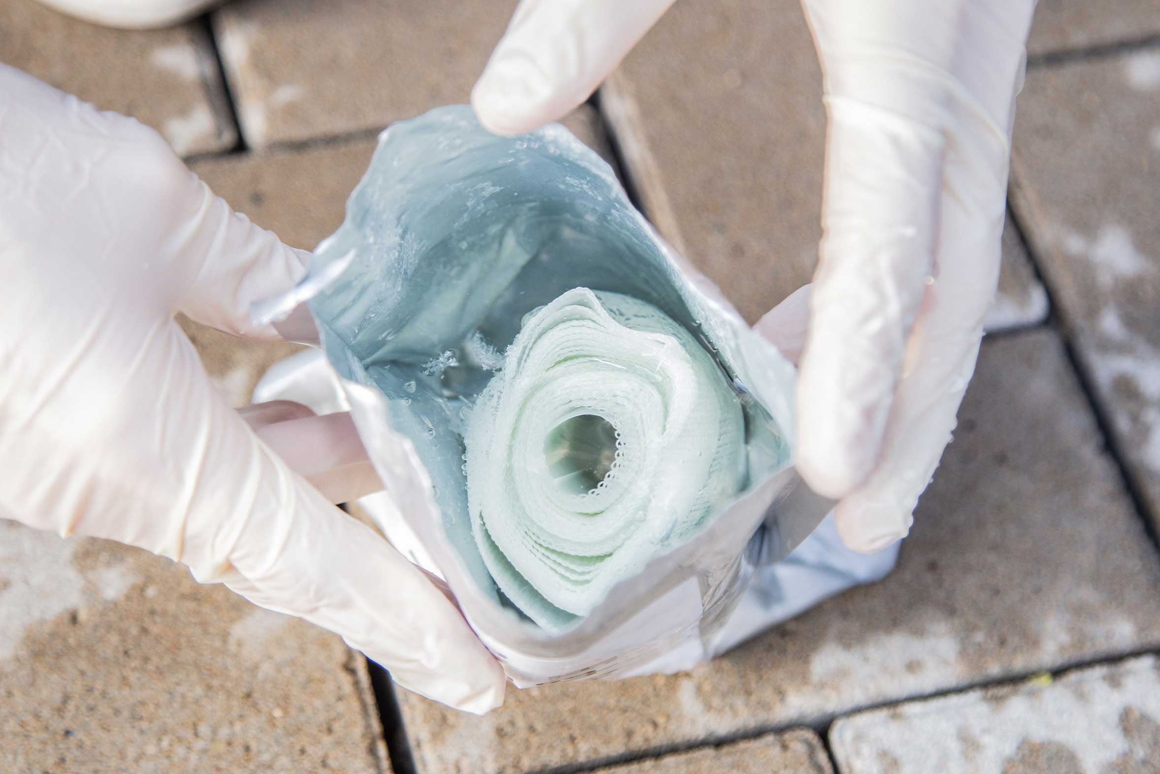 Reparaturband in mit Wasser getränktem Beutel