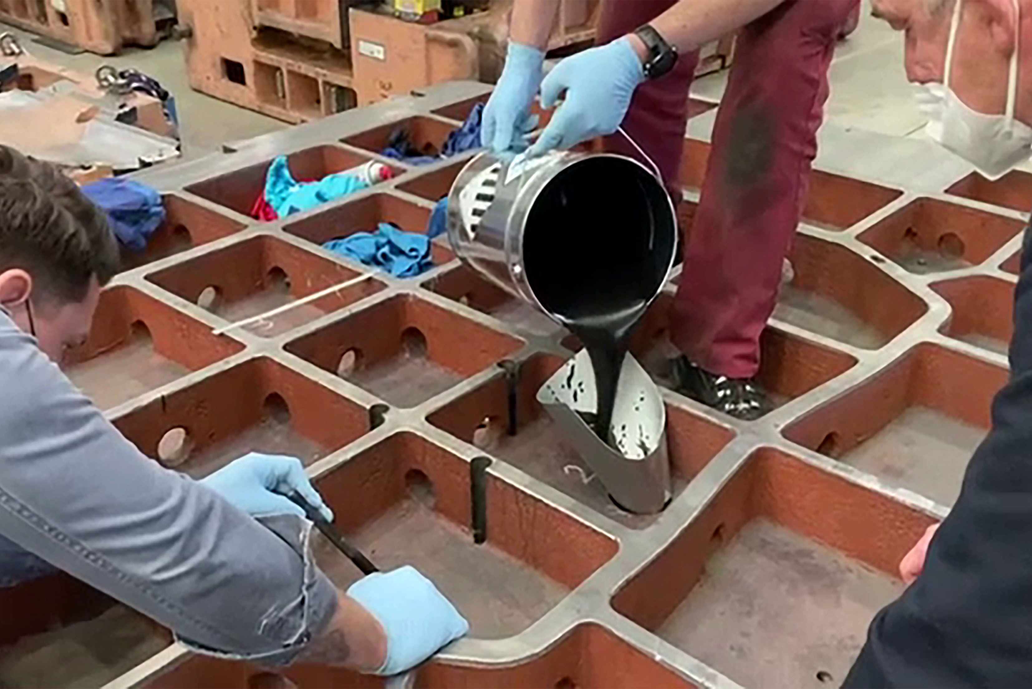 Vergussmasse wird in Wabe gegeben