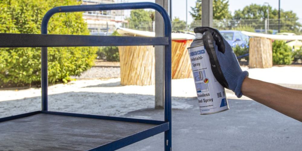 Edelstahlspray wird auf Schiebewagen gesprüht