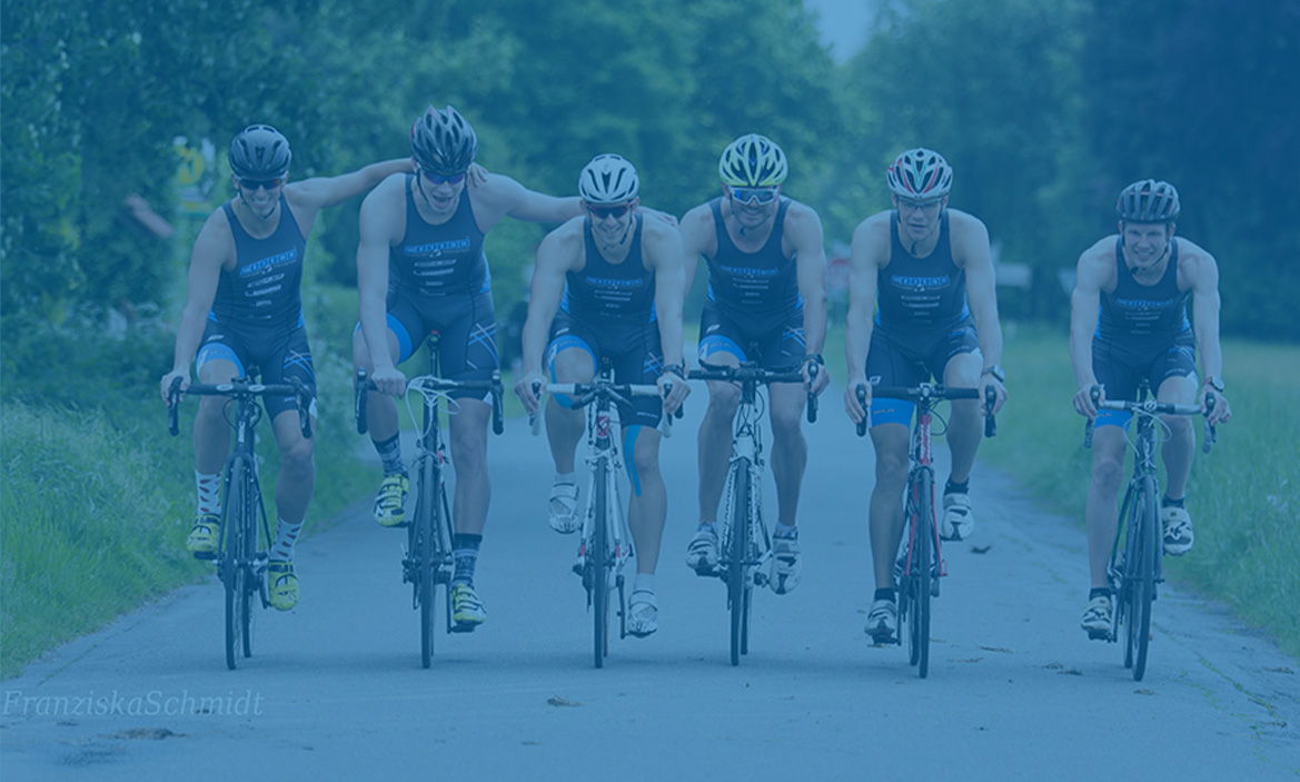 Sechs Männer fahren nebeneinander  auf dem Rennrad, Bild ist blau hinterlegt