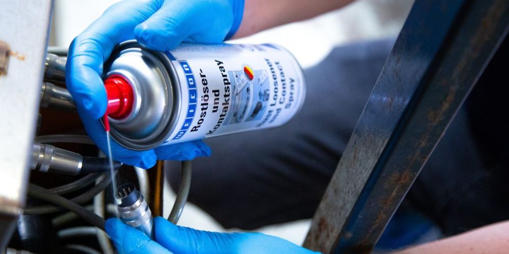 Rostlöser und Kontaktspray wird auf Kontakt gesprüht
