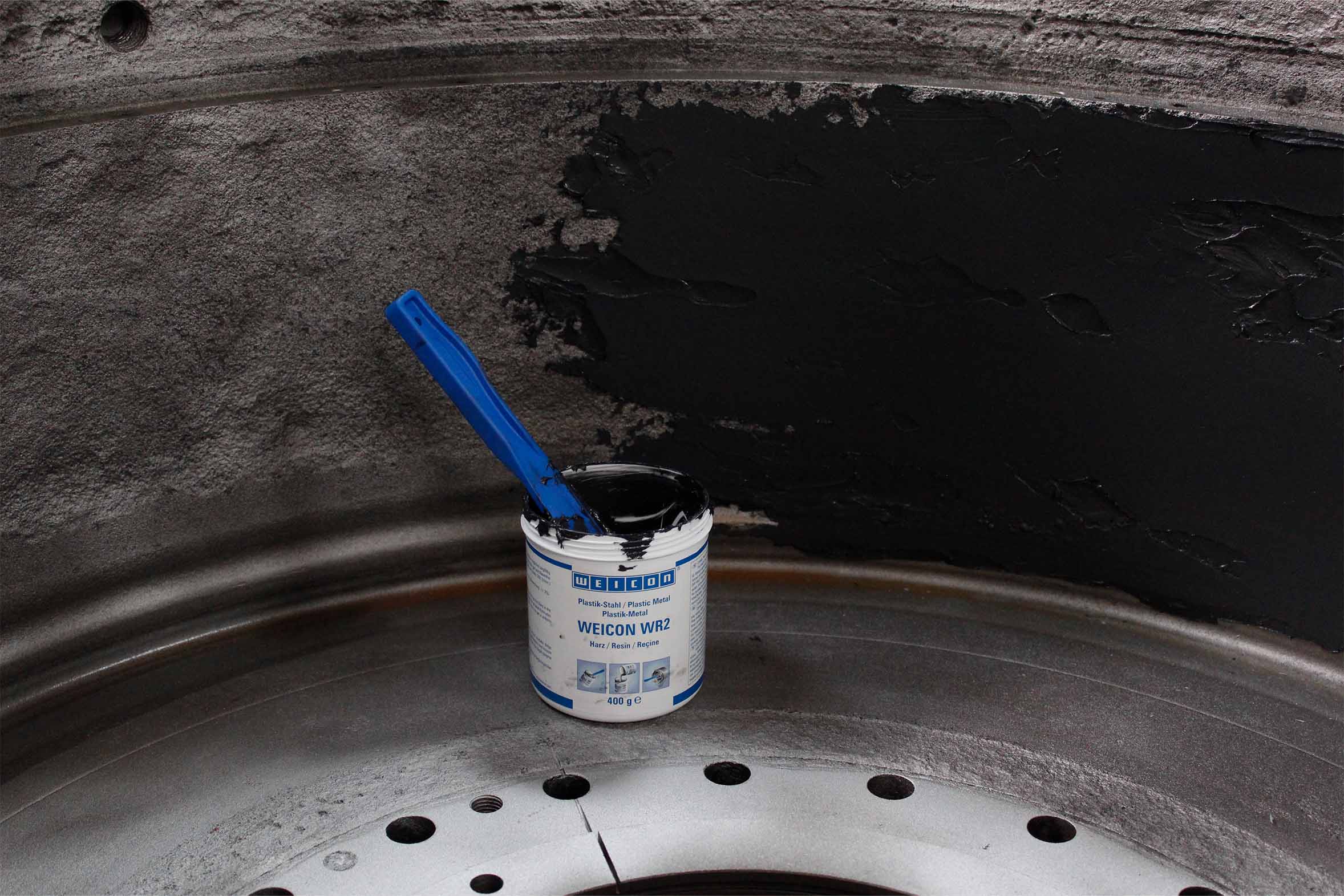 Verschlissene Pelletpresse wurde mit Reparaturmasse Weicon WR2 bestrichen