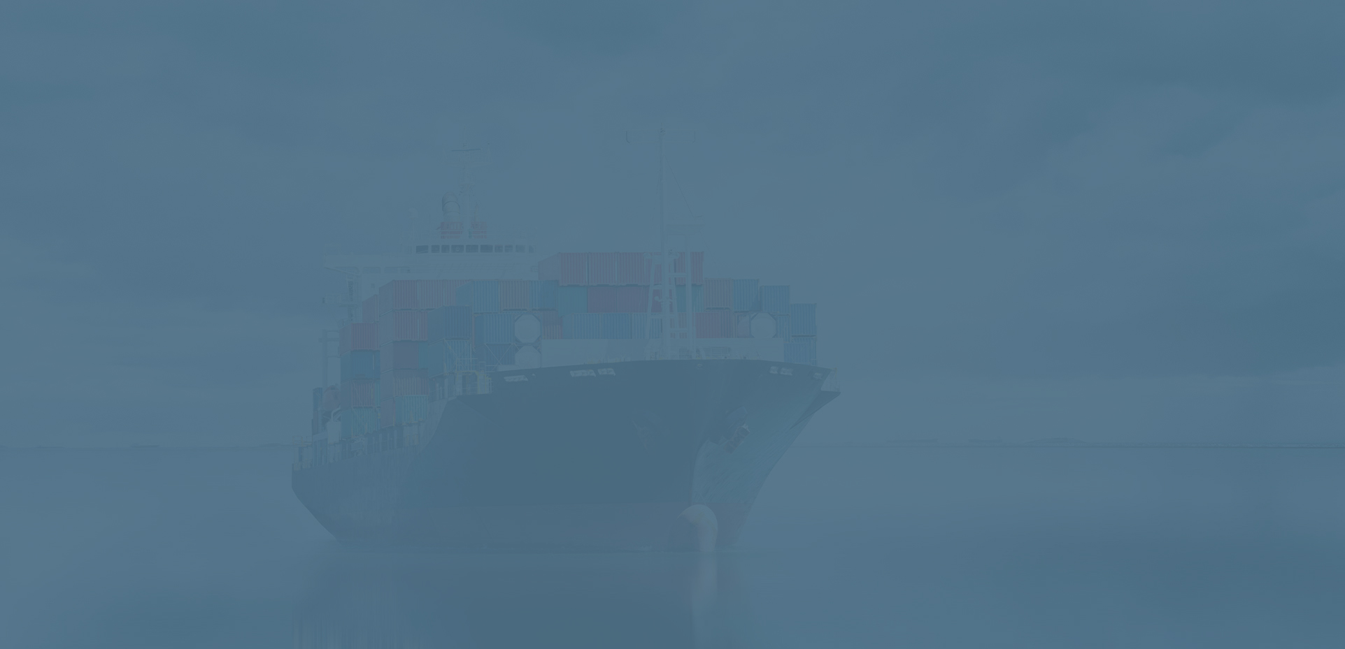 Containerschiff auf offenem Meer, Bild ist blau hinterlegt