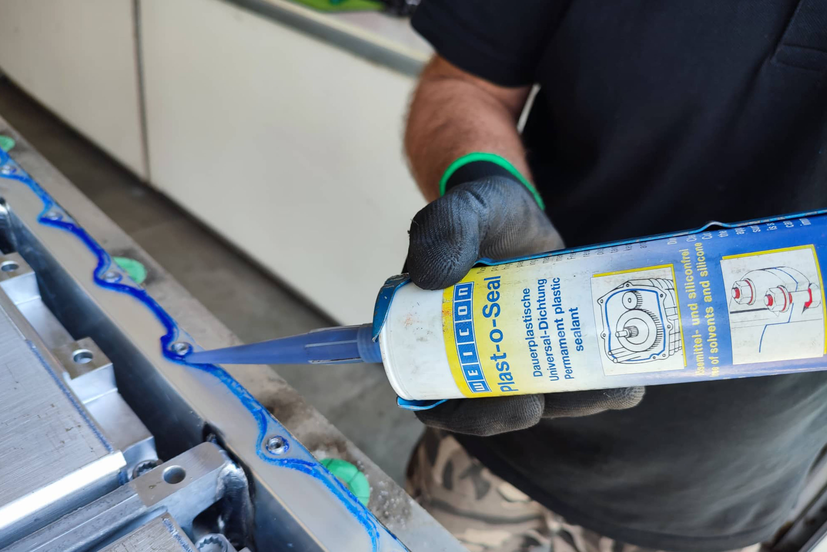 Weicon Plast-o-Seal wird aufgetragen