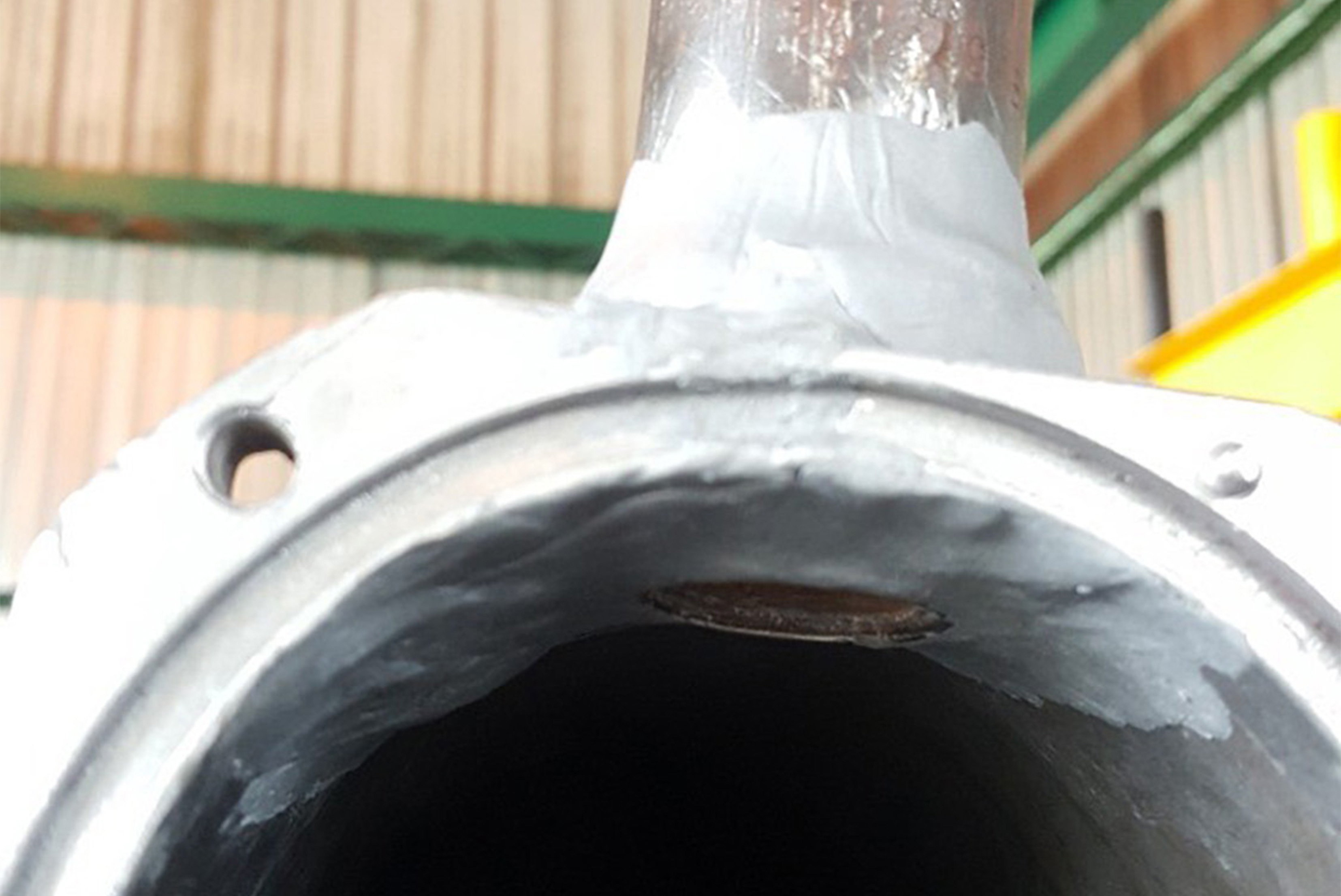 Weicon Repair-Stick auf Raupe aufgetragen