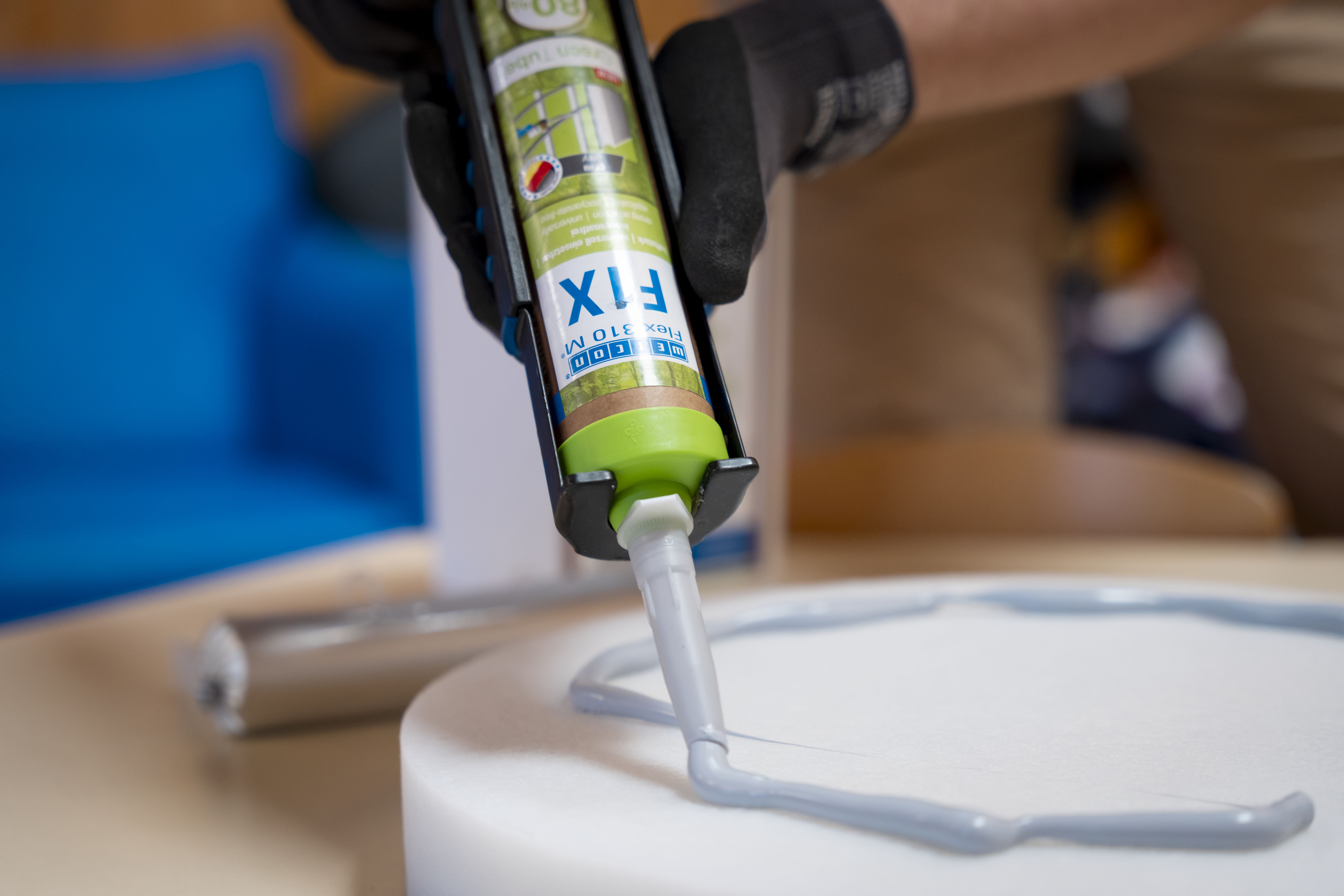 F1X Polymer-Kleber wird auf ein weißes Stuhlpolster aufgetragen
