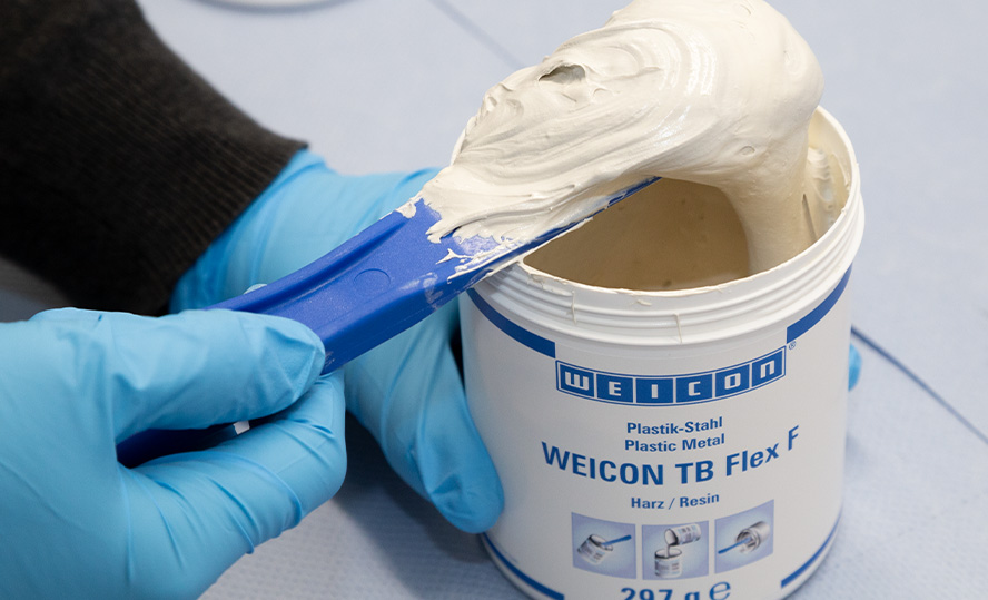 Weicon TV Flex F auf einem blauen Spatel