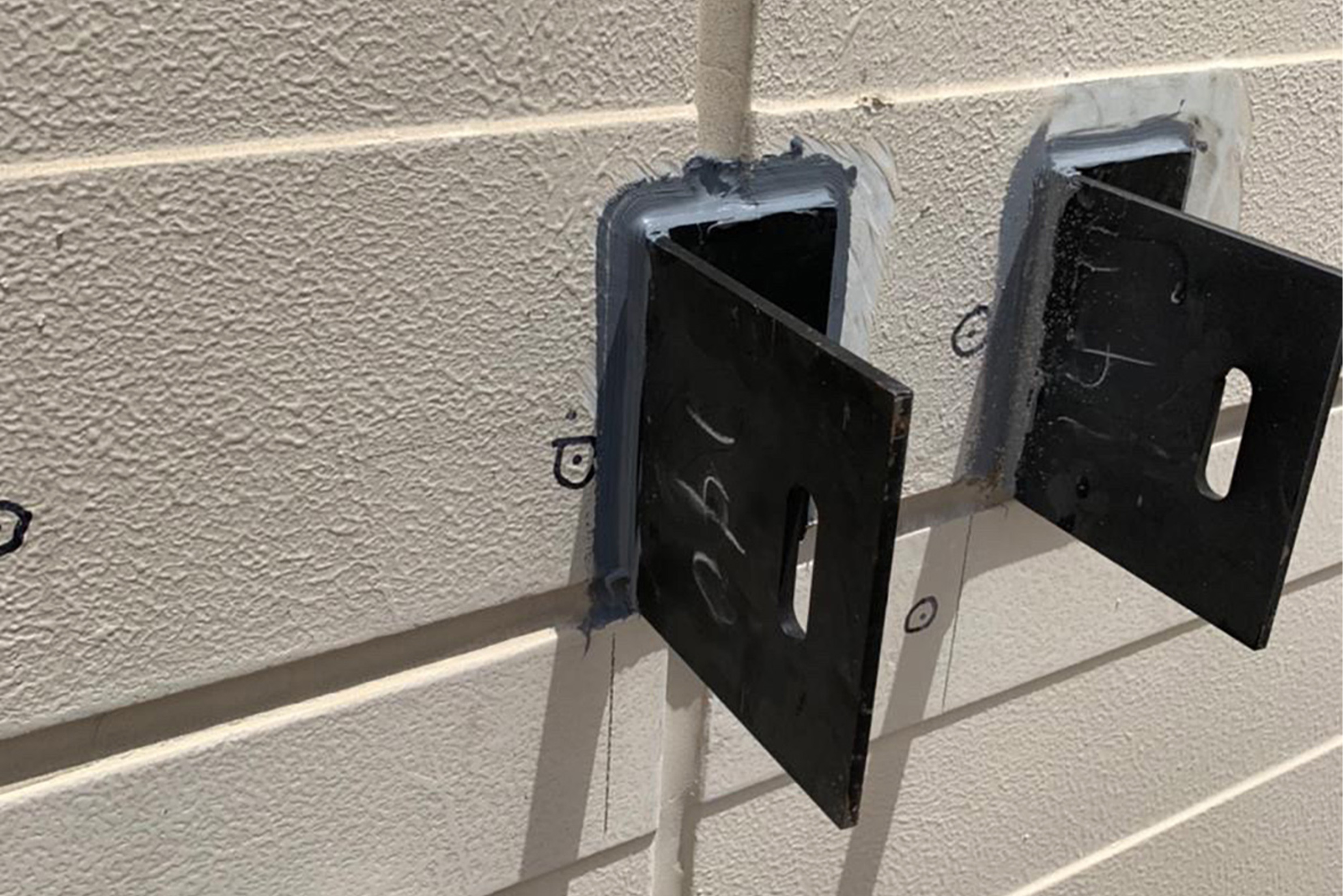 Geklebte Halterung an einer Wand