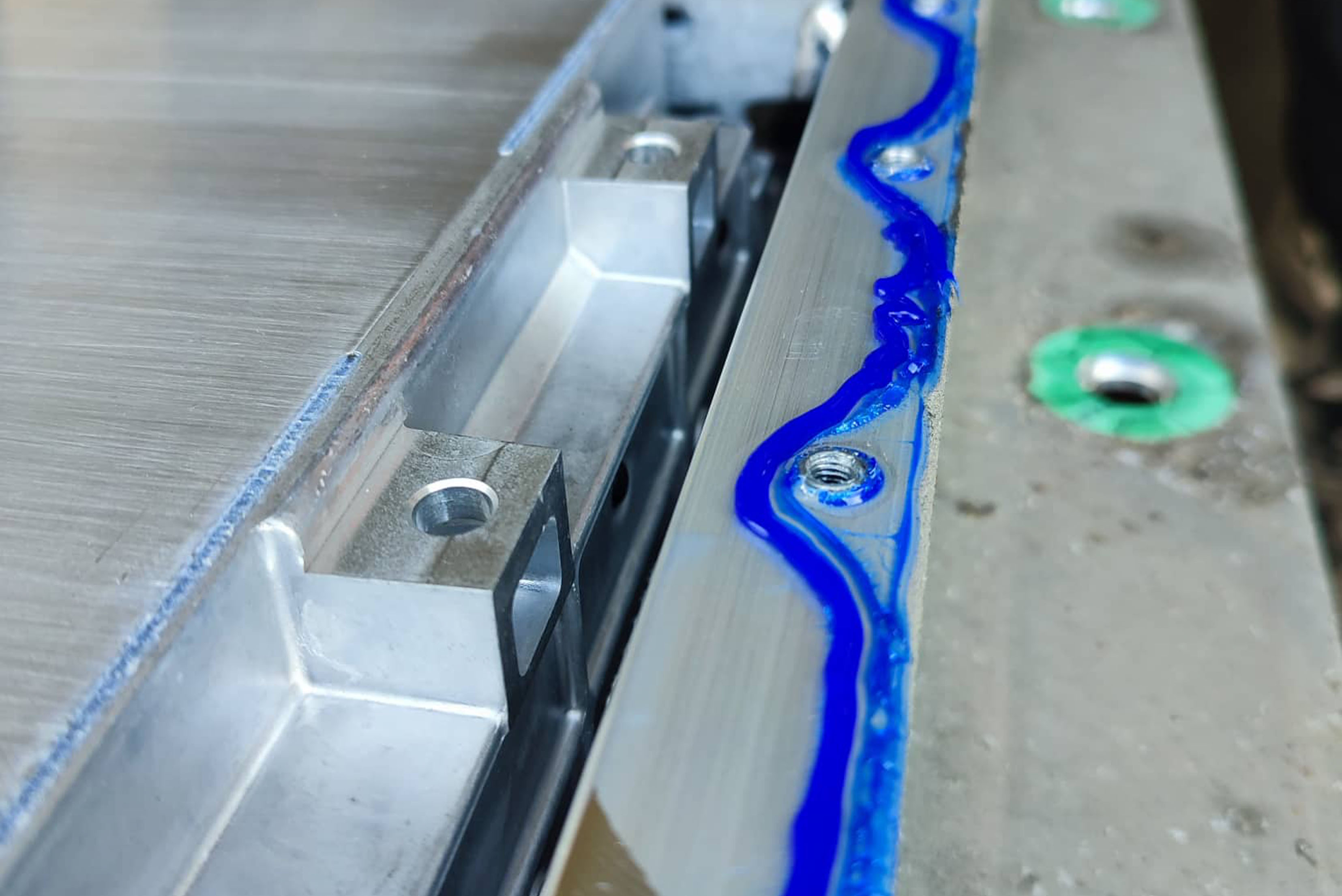 blaue Klebstoffraupe auf Metallteil