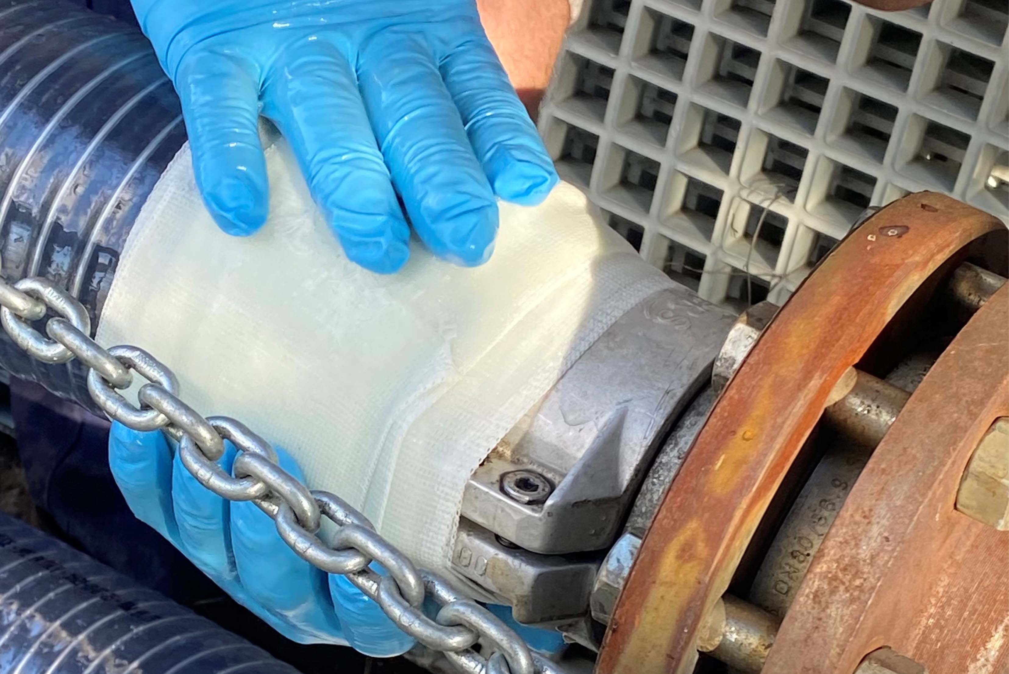Reparaturband wird an Schlauchüberzug aufgetragen