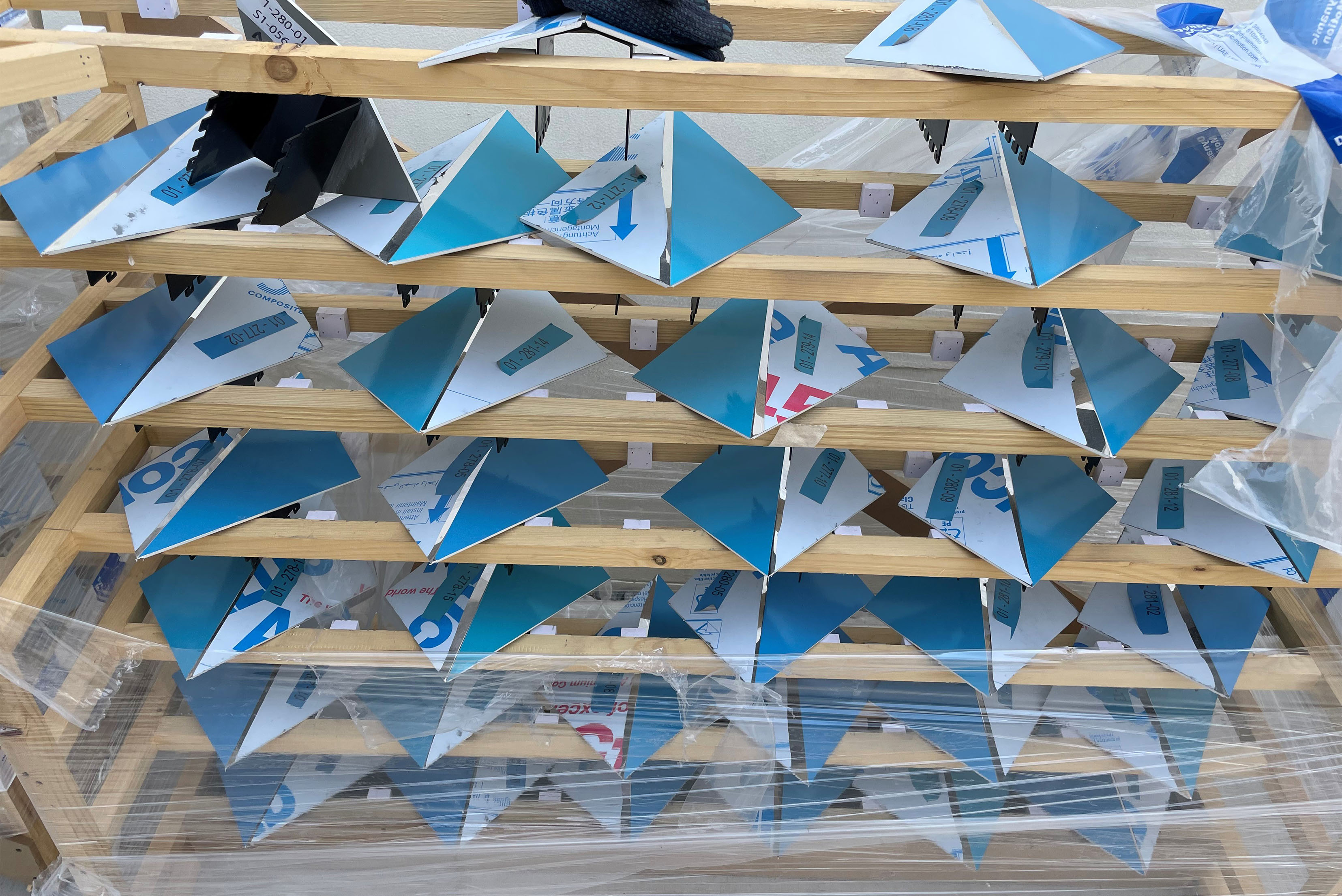 viele Aluminiumrauten nebeneinander