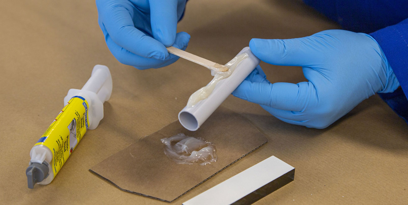 Auftrag Weicon Plastik-Bond auf ein Kunststoffrohr