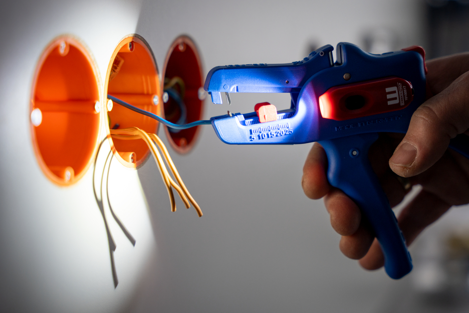 LED Work Light | Drei Helligkeitsstufen sorgen für optimale Sicht und ein sicheres Arbeiten in dunklen Arbeitsumgebungen