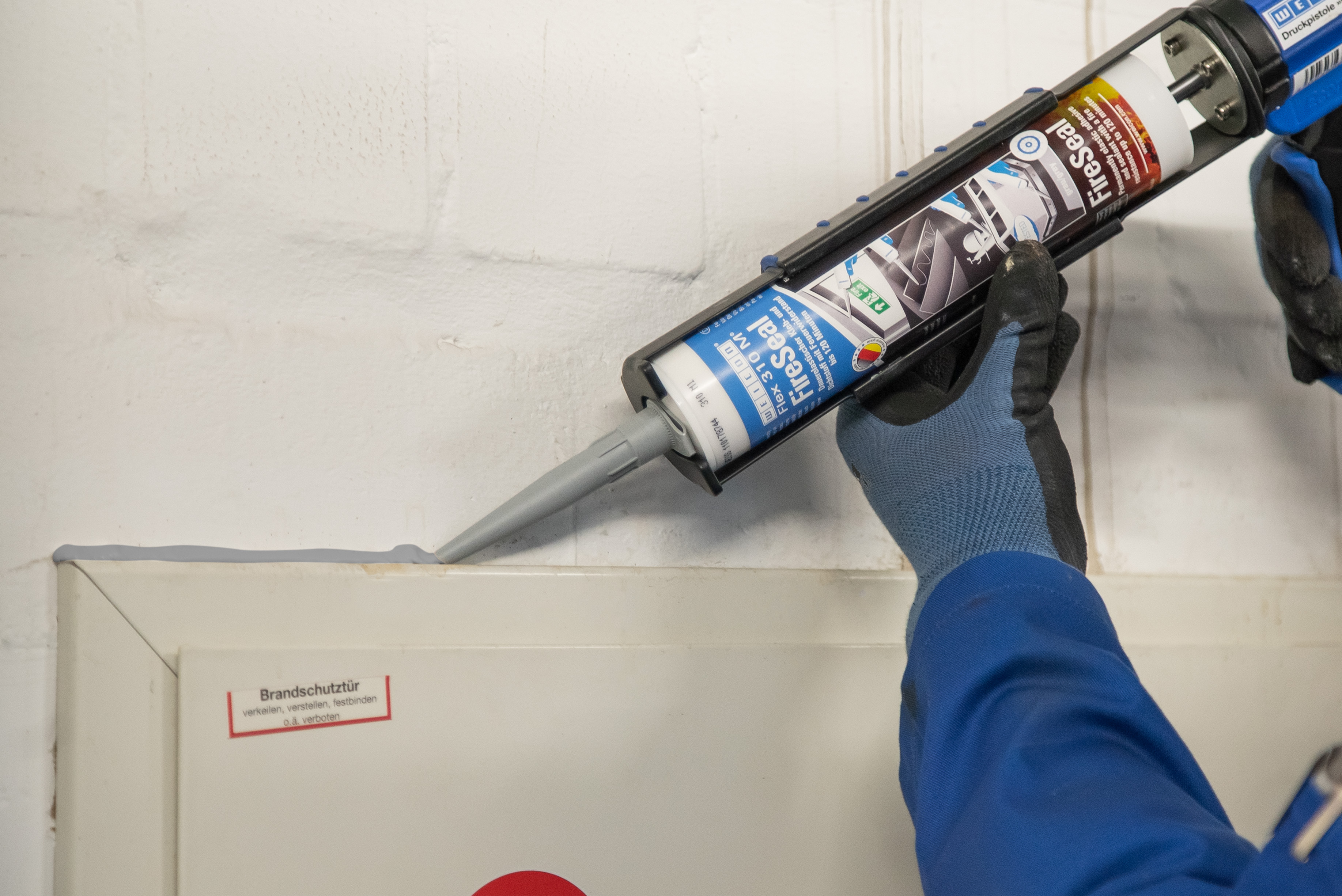 FireSeal_1 Anwendung Dichtstoff Weicon FireSeal an Brandschutztür