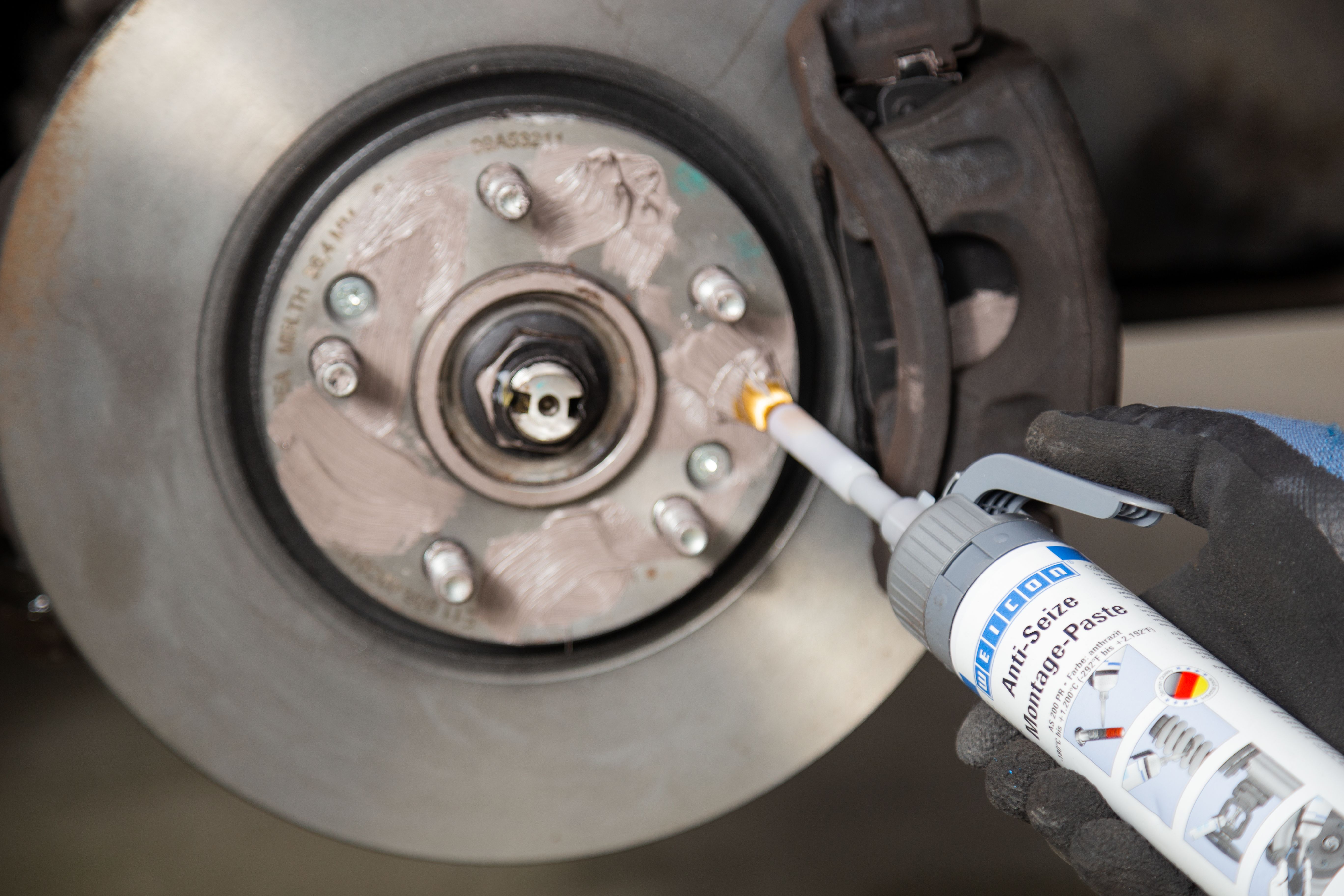 Weicon Montagepaste wird auf eine Radnabe aufgetragen