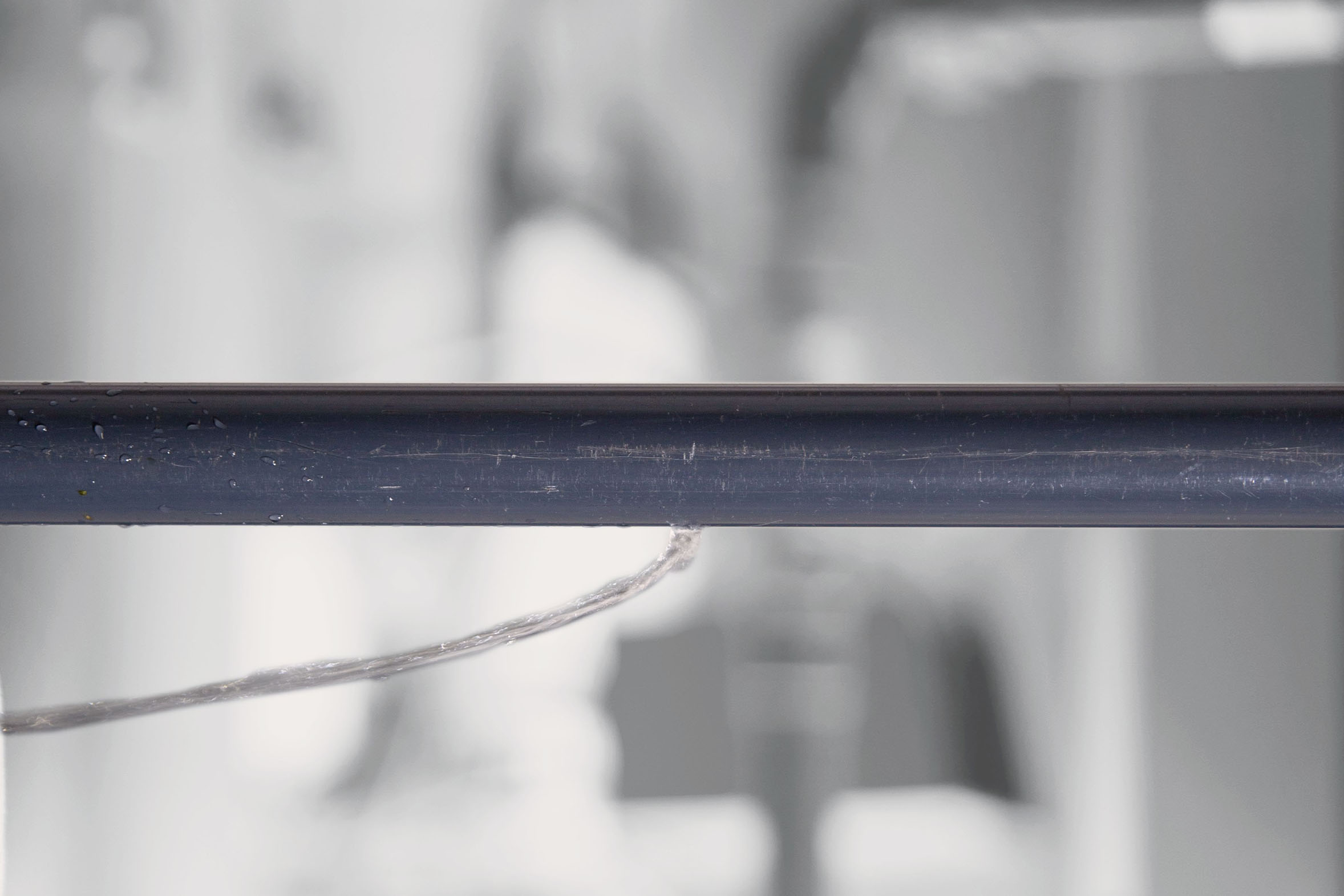 Rohr mit einem Loch aus dem Wasser läuft