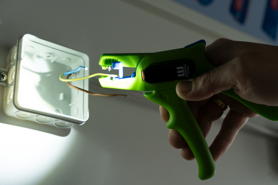 Abisolierzange No.5 Green Line LED Set | Abisolierwerkzeuge aus bis zu 97 % nachwachsenden Rohstoffen, 2-teiliges Set inkl. Abisolierzange und LED Work light