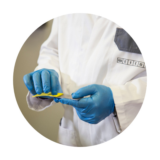 Zwei Musterplatten werden aneinander geklebt