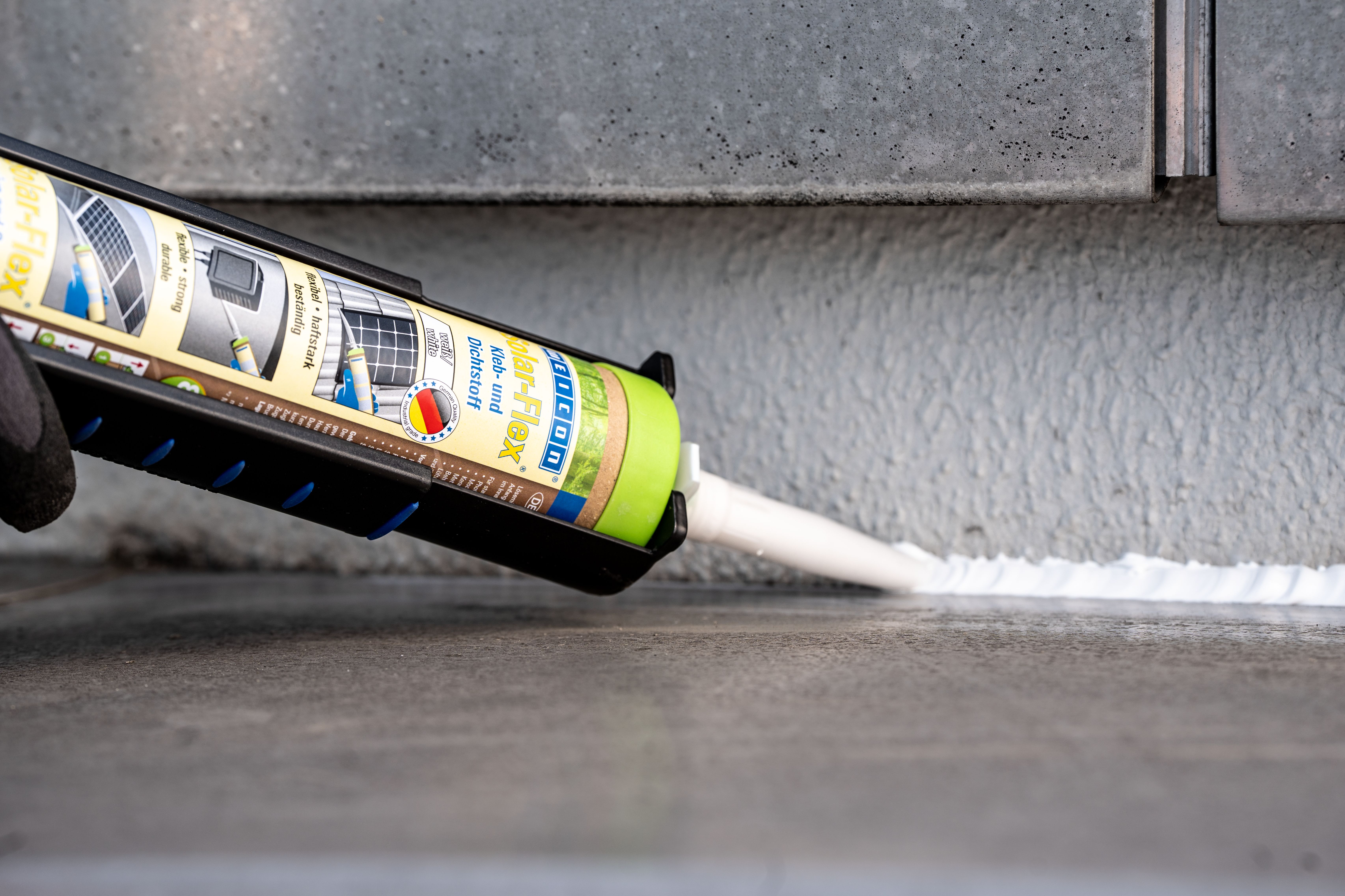 Silikon HT 300 wird auf ein Metallteil aufgetragen