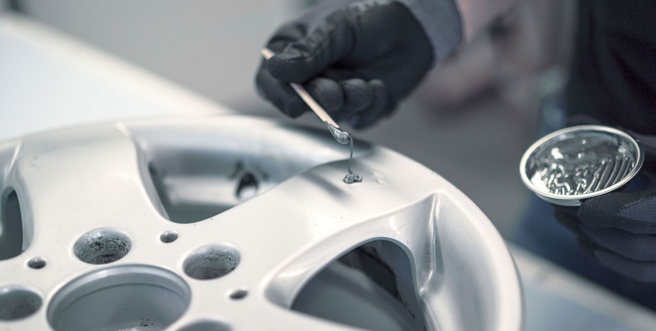 Reparatur von Löchern an einer Autofelge