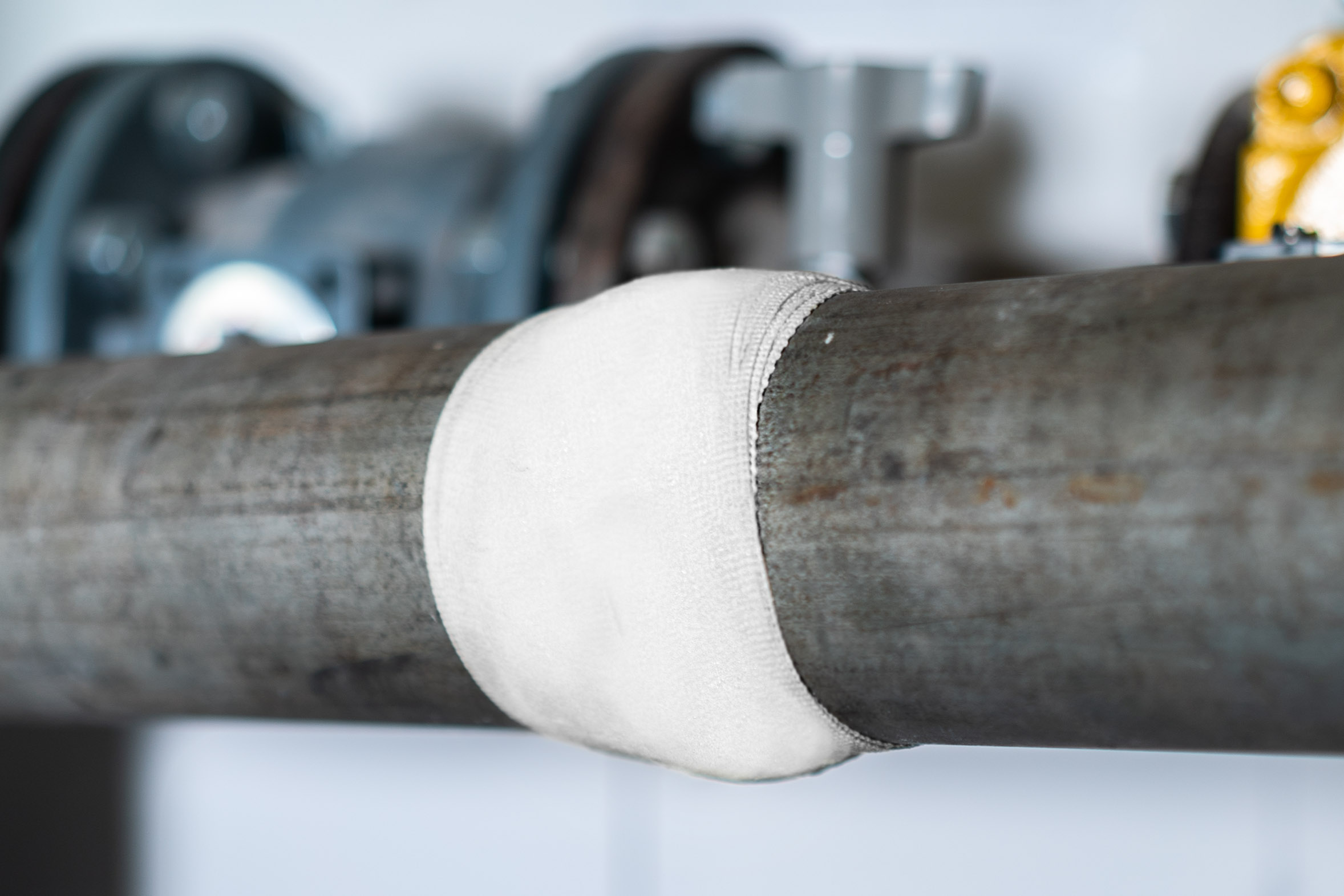 Reparierten Rohr mit weißem Reparaturband