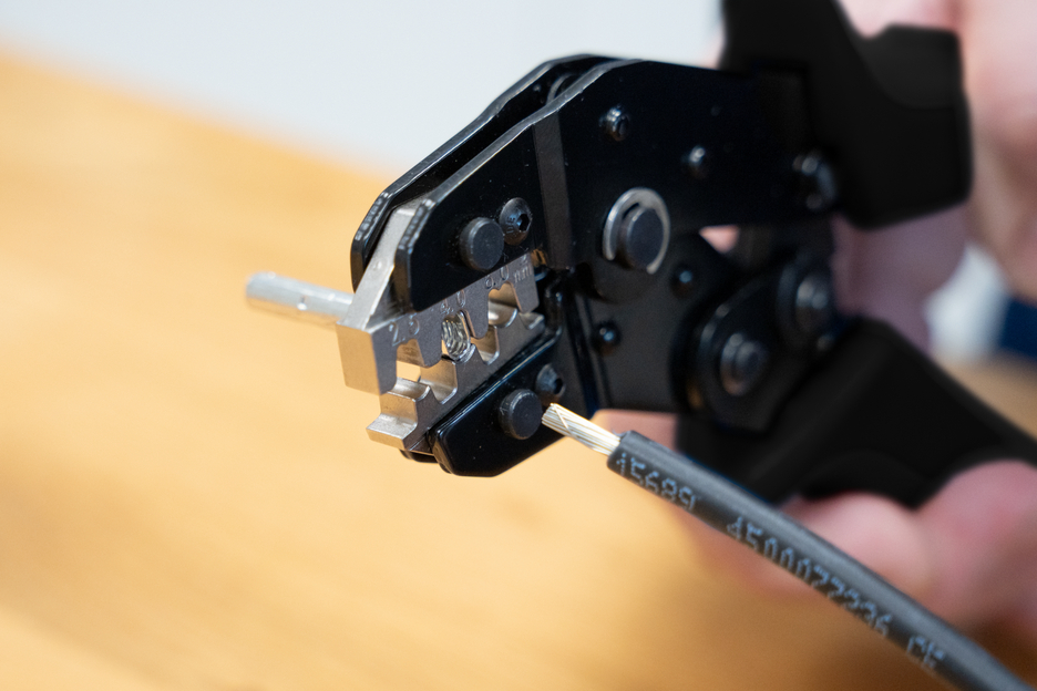 Crimpzange MC4 | zum Crimpen von MC4-Steckern bei Photovoltaik-Anlagen (2,5, 4 & 6 mm², AWG 14-10)