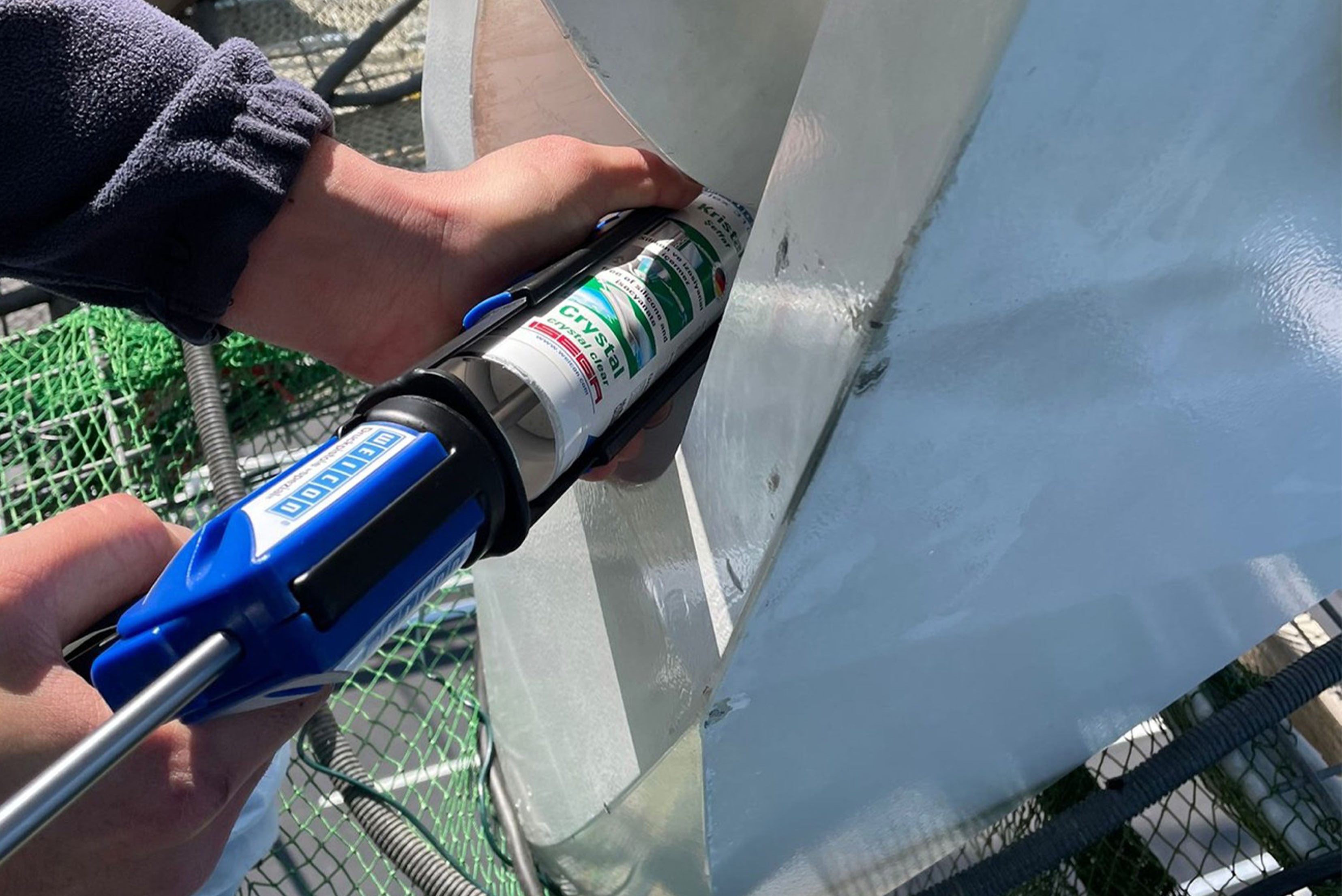 Klebstoff wird mir Kartusche aufgetragen