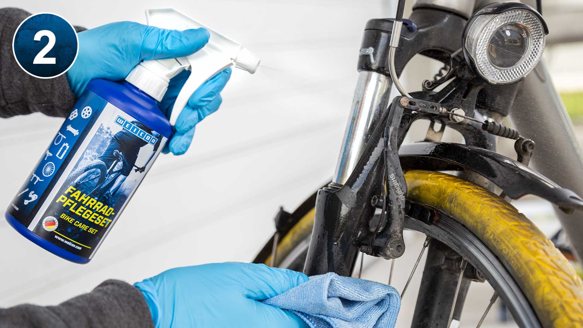 Apply cleaner to the entire bike, allow to take effect for 3-5 minutes Weicon Fahrradreiniger auf Fahrrad sprühen