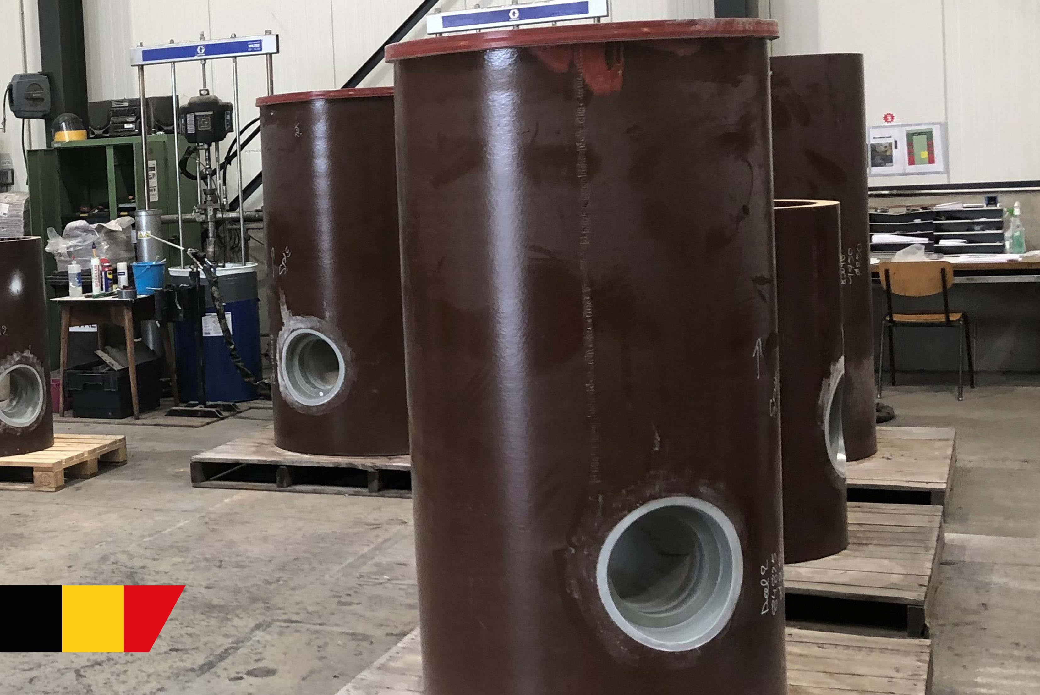 mehrere schwarze Kunststoffkanäle