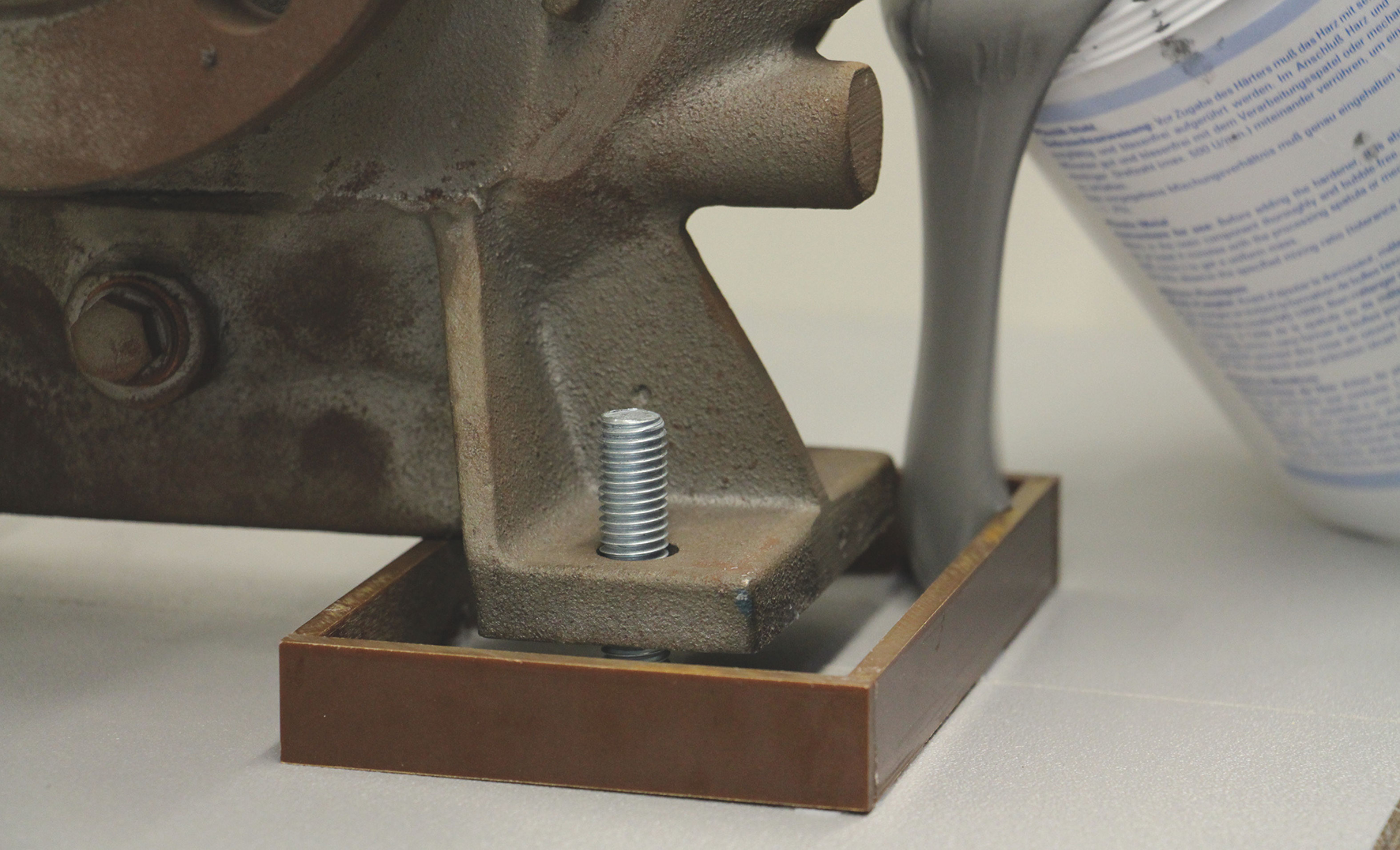 Vergussmasse wird in einen Standfuß gegossen