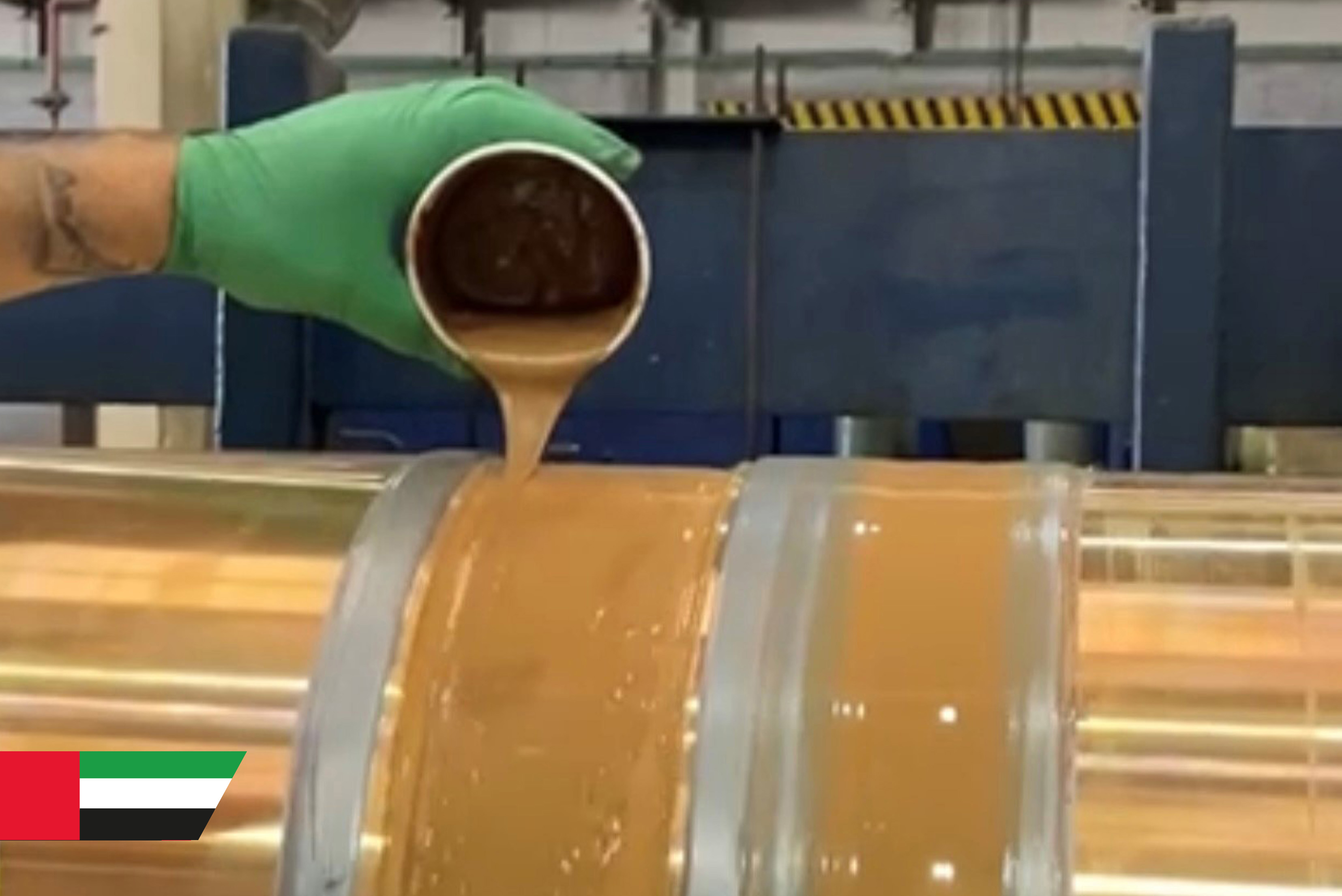 Vergussmasse wird auf Propellerwelle aus Bronze gegeben