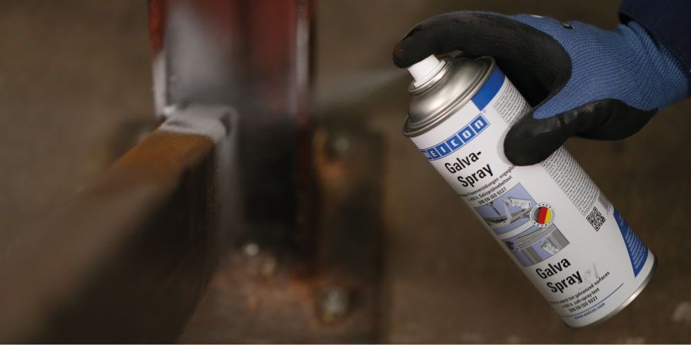 Galva-Spray wird auf Stahlträger gesprüht
