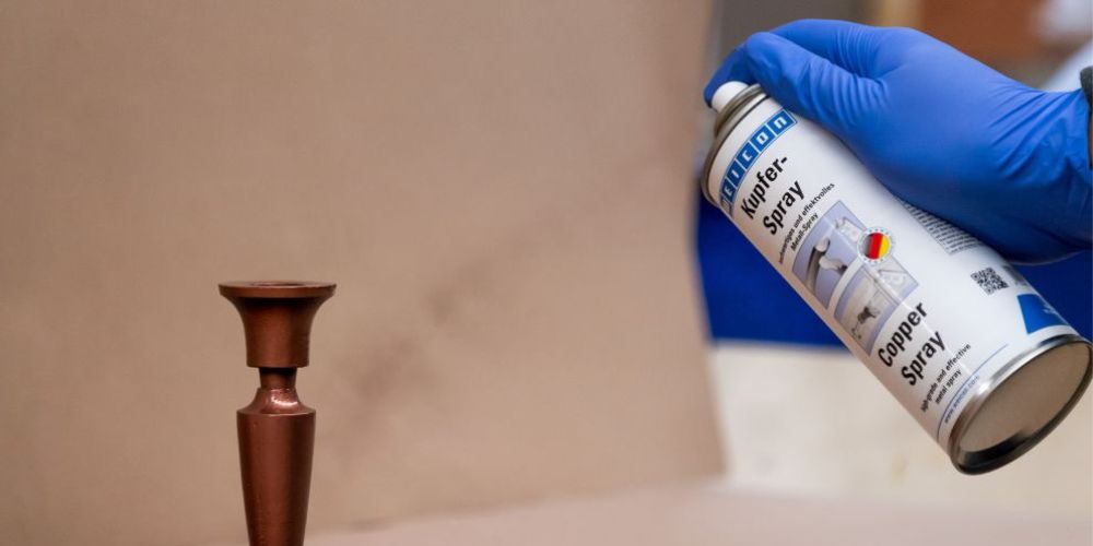 Kerzenständer wird mit Kupferspray besprüht