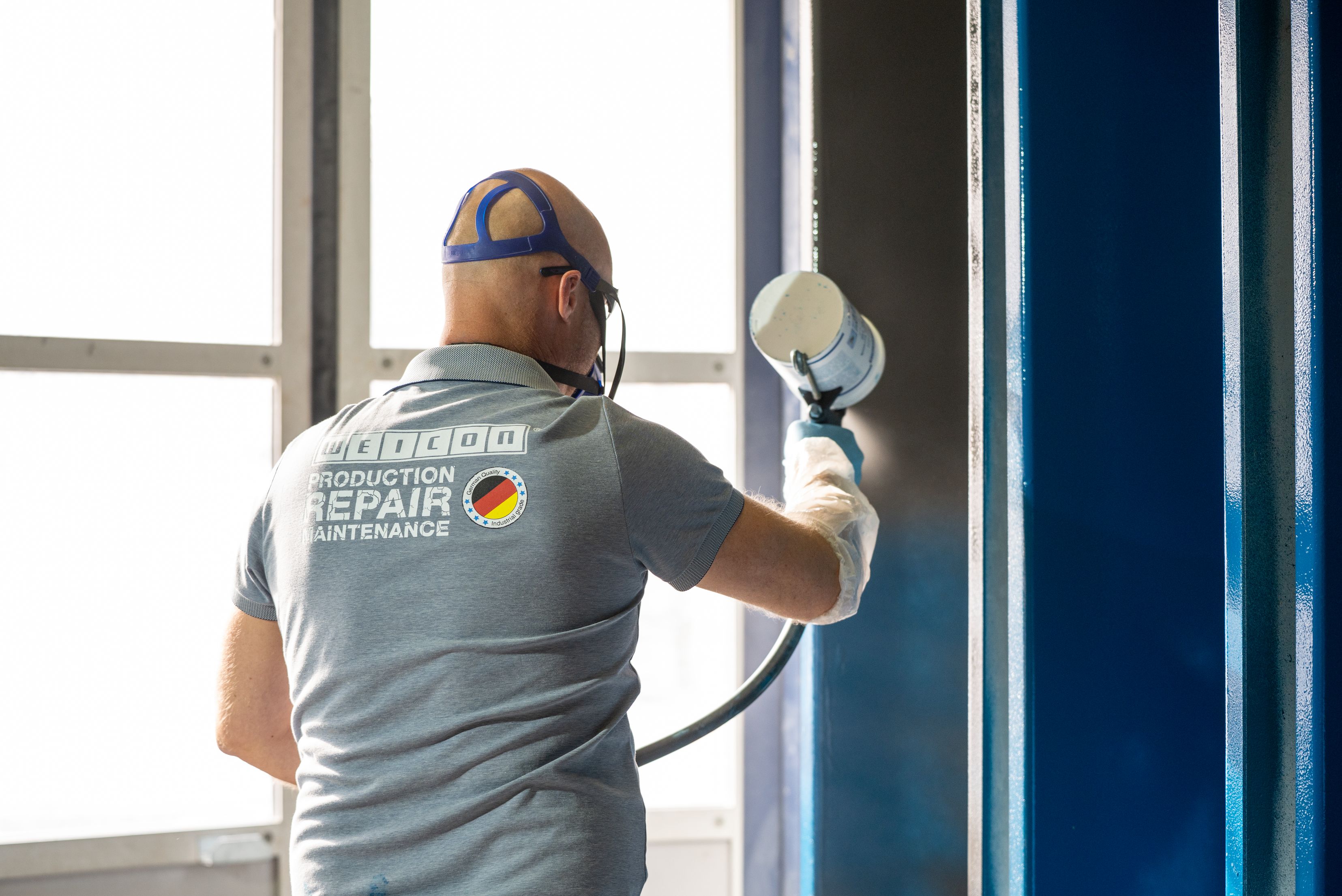 workman, paint, spray gun, gloves, uniform