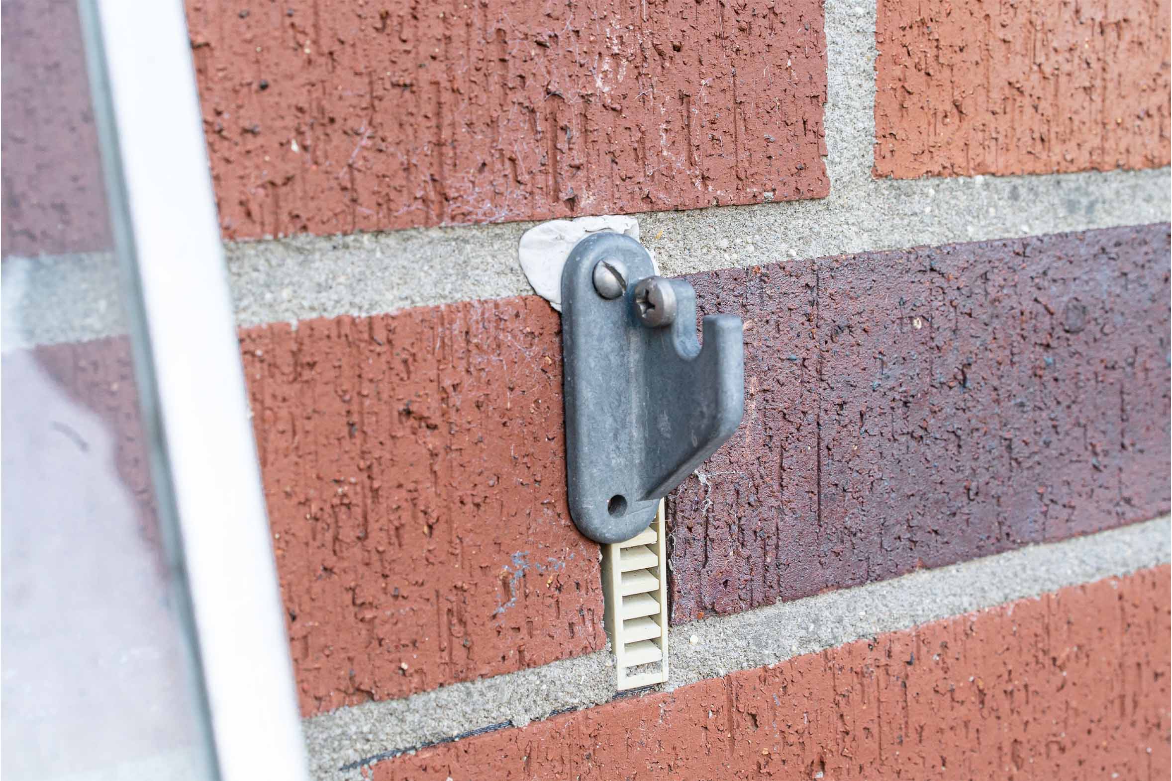 Halterung wurde an Hauswand geklebt