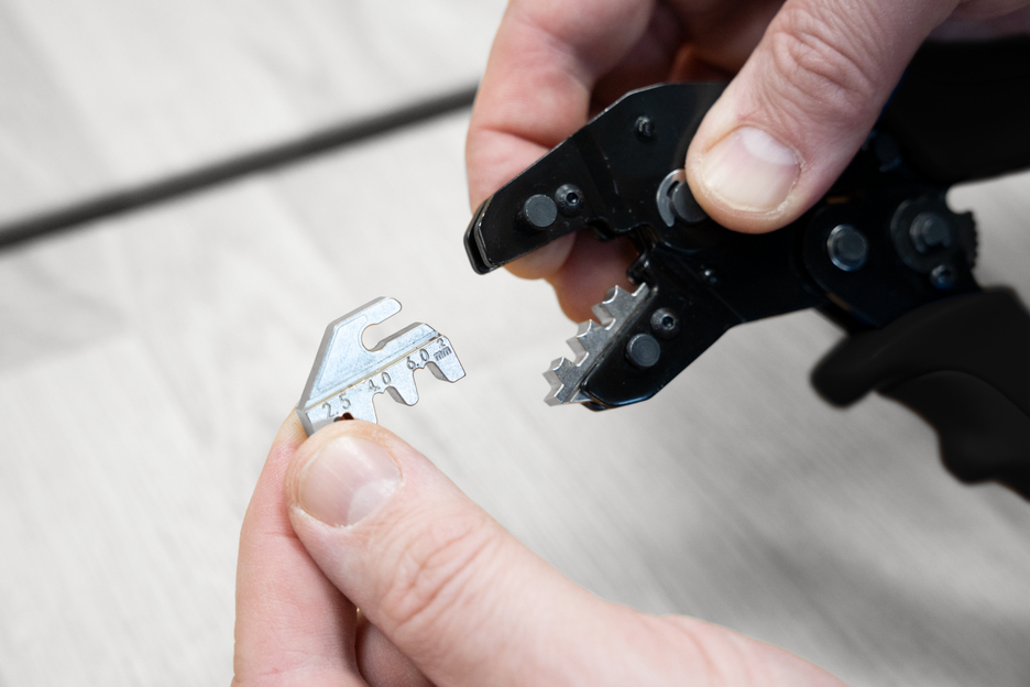 Crimpzange MC4 | zum Crimpen von MC4-Steckern bei Photovoltaik-Anlagen (2,5, 4 & 6 mm², AWG 14-10)