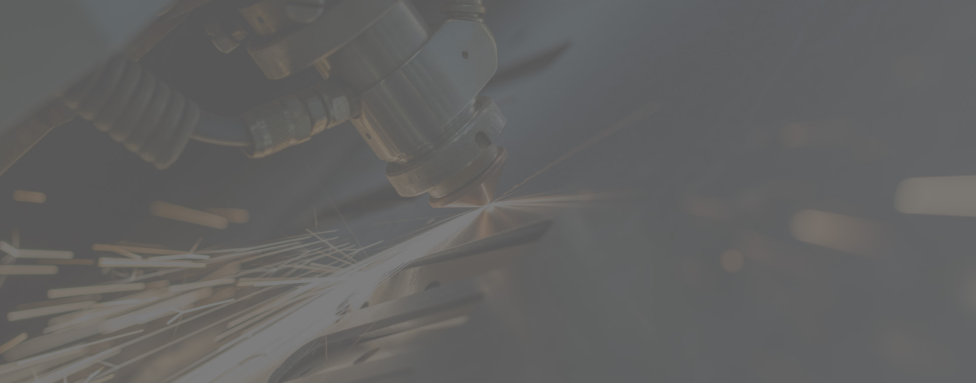 grau hinterlegte Nahaufnahme einer Maschine im Betrieb