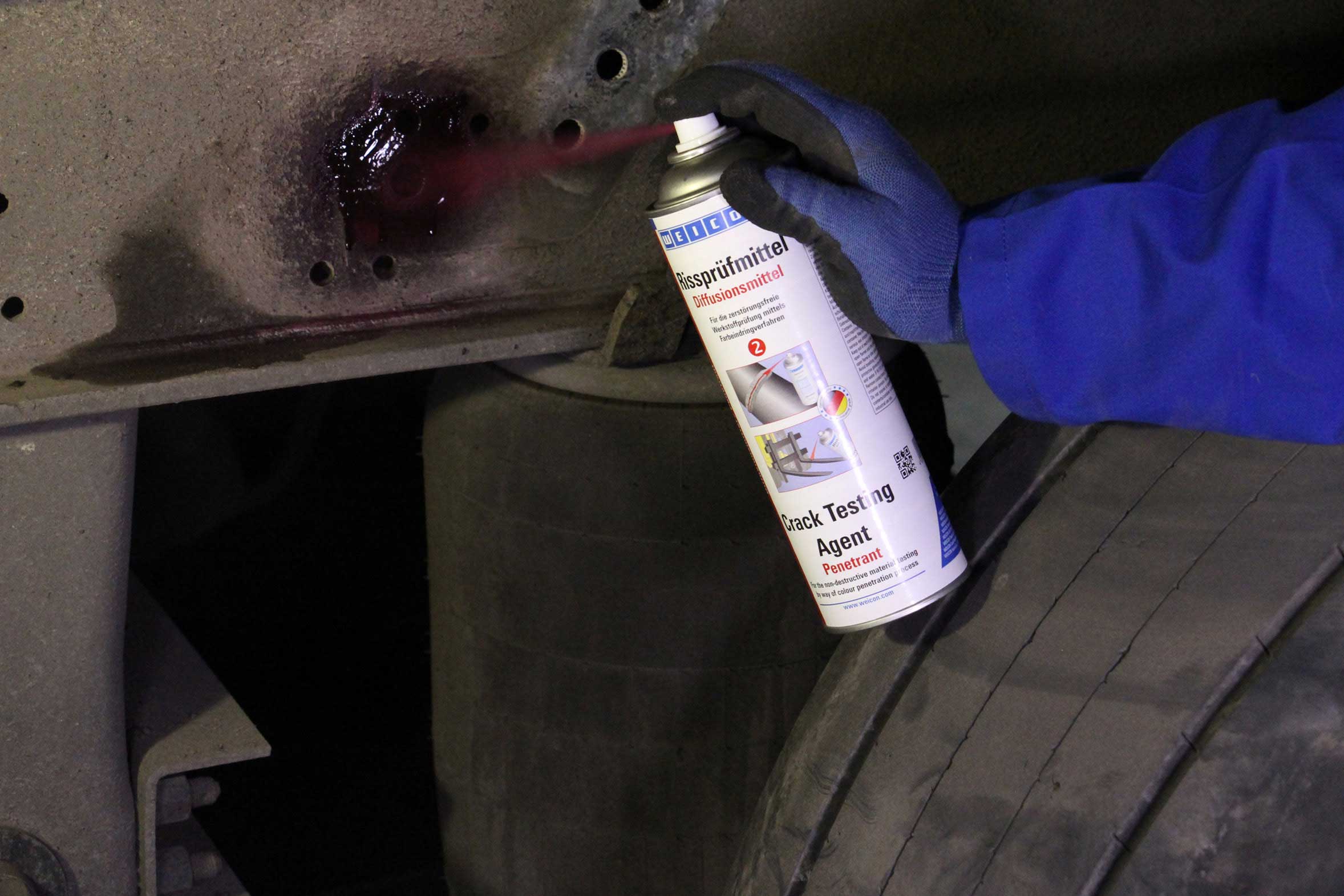 Weicon Rissprüfmittel Entwickler wird auf  Trailer eines LKWs gesprüht