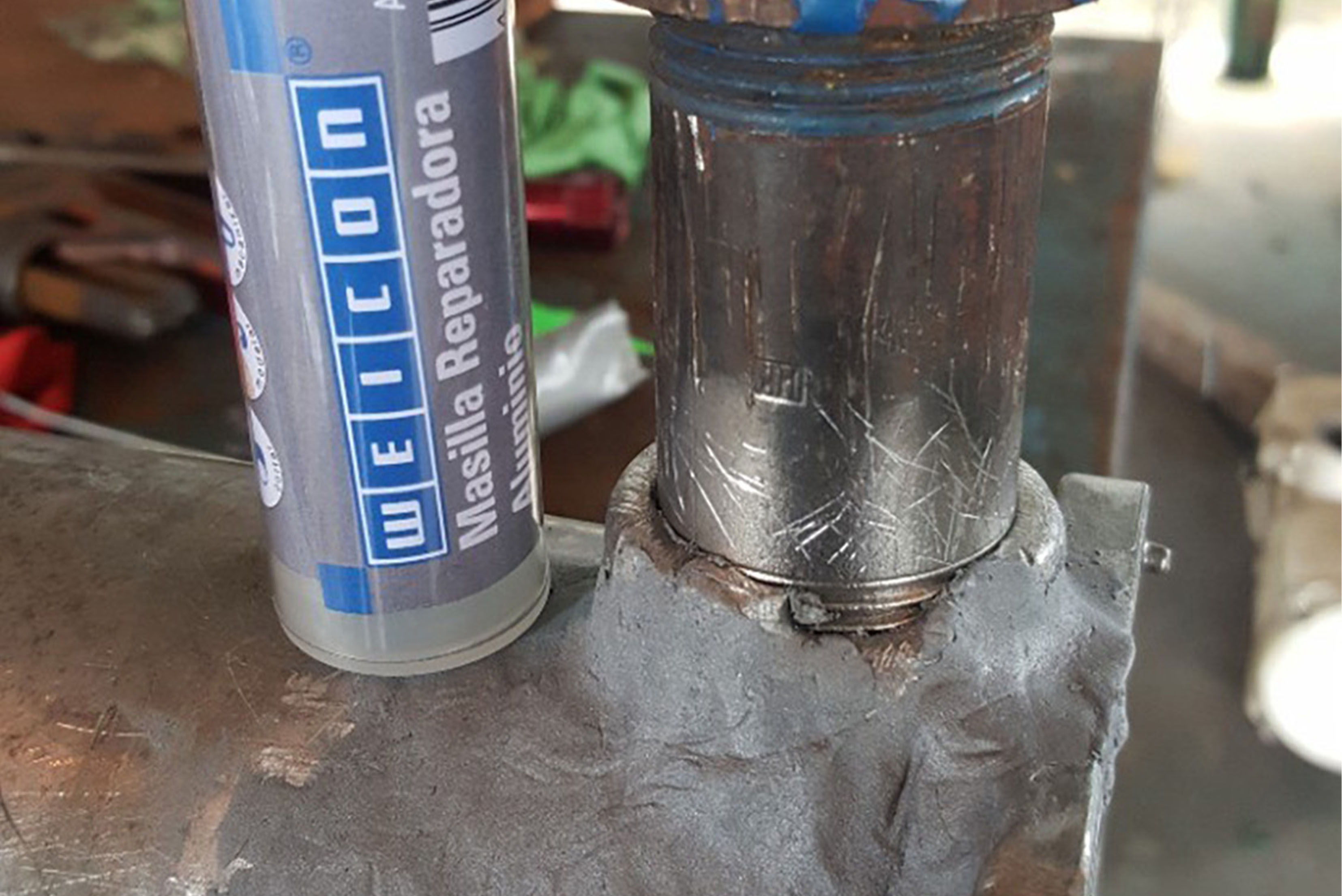 Weicon Repair-Stick steht neben einem Kühler