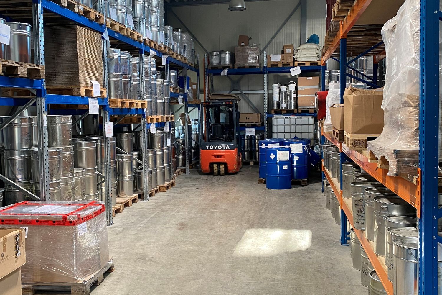 Lager von großen Kanistern