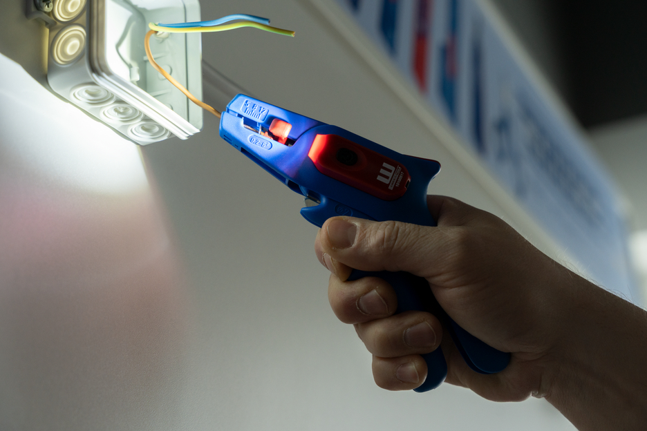 Abisolierzange No.5 LED Set | 2-teiliges Set inkl. Abisolierzange und LED Work Light
