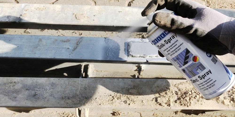 Zinkspray wird auf Anhängerkupplung gesprüht