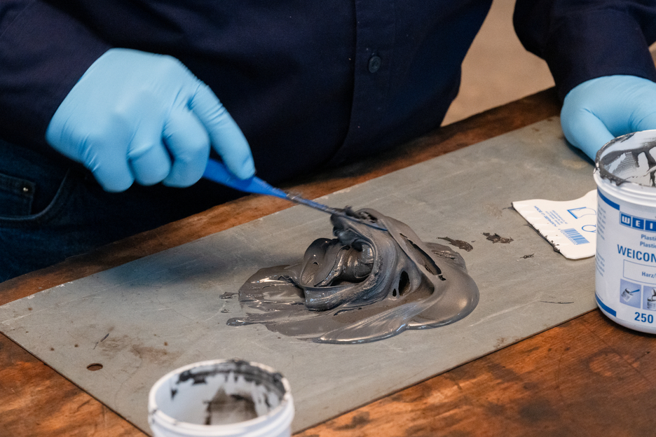 WEICON HB 300 | stahlgefülltes hochtemperaturbeständiges Epoxidharz-System für Reparatur und Formgebung