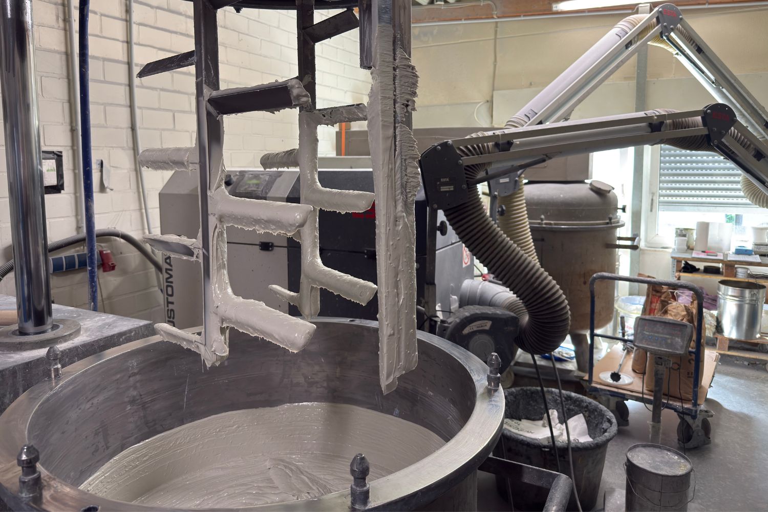 Große Maschine mit weißem Klebstoff drin