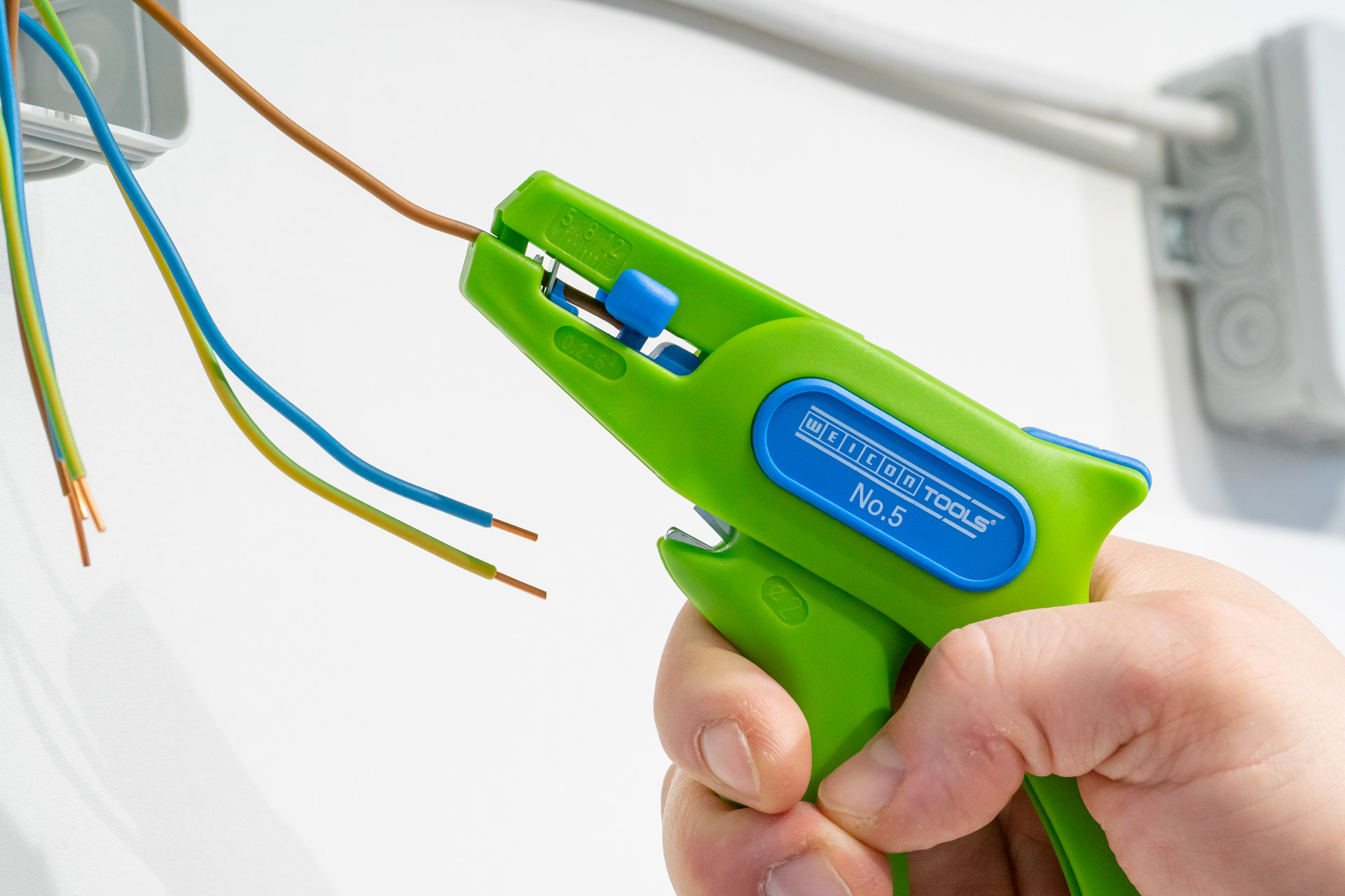 nachhaltige-abisolierwerkzeuge-weicon Kabel wird mir der Abisolierzange Weicon Tools No. 5 Green Line abisoliert