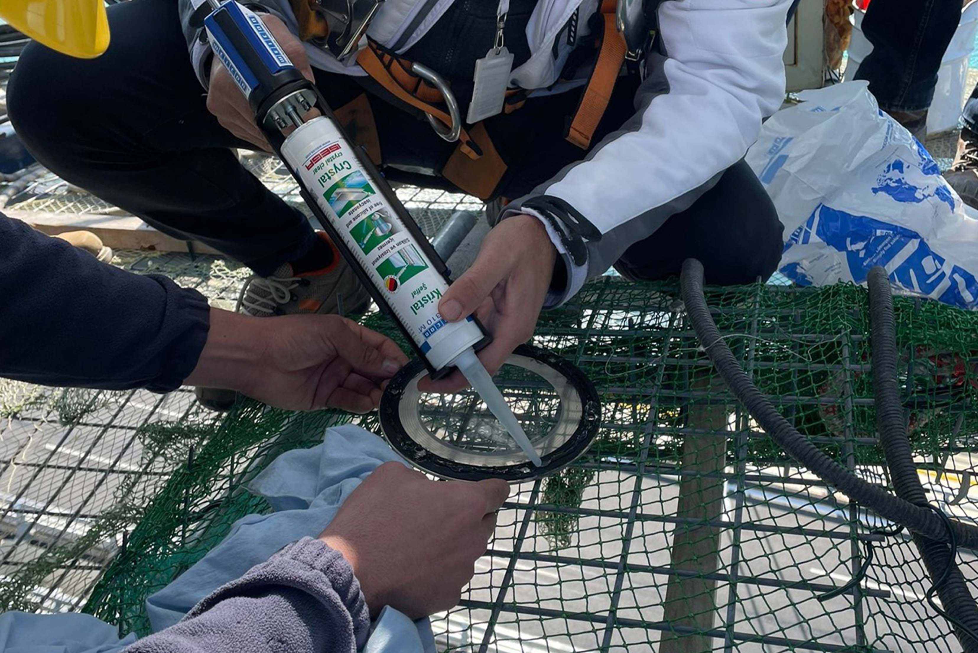 Weicon Flex 310 M Kristall wird auf Schauglas gegeben