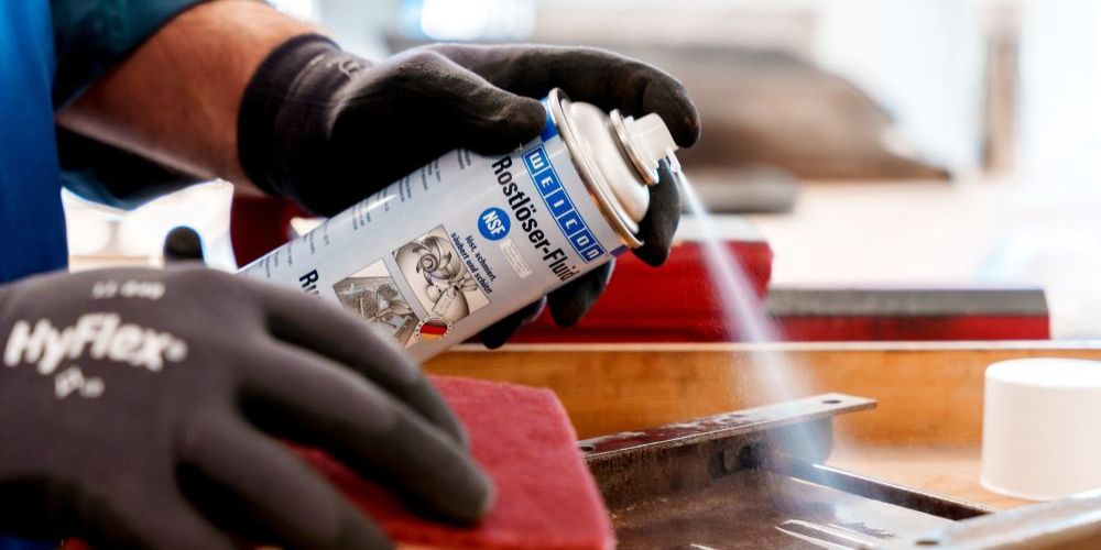 Flugrostentferner wird auf Metallteil gesprüht