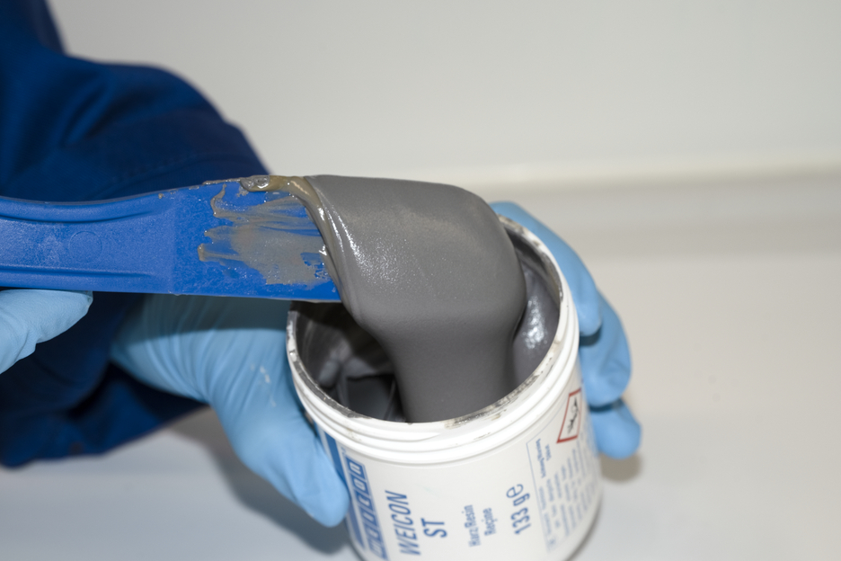 WEICON ST | metallisch gefülltes Epoxidharz-System für Reparatur und Formgebung