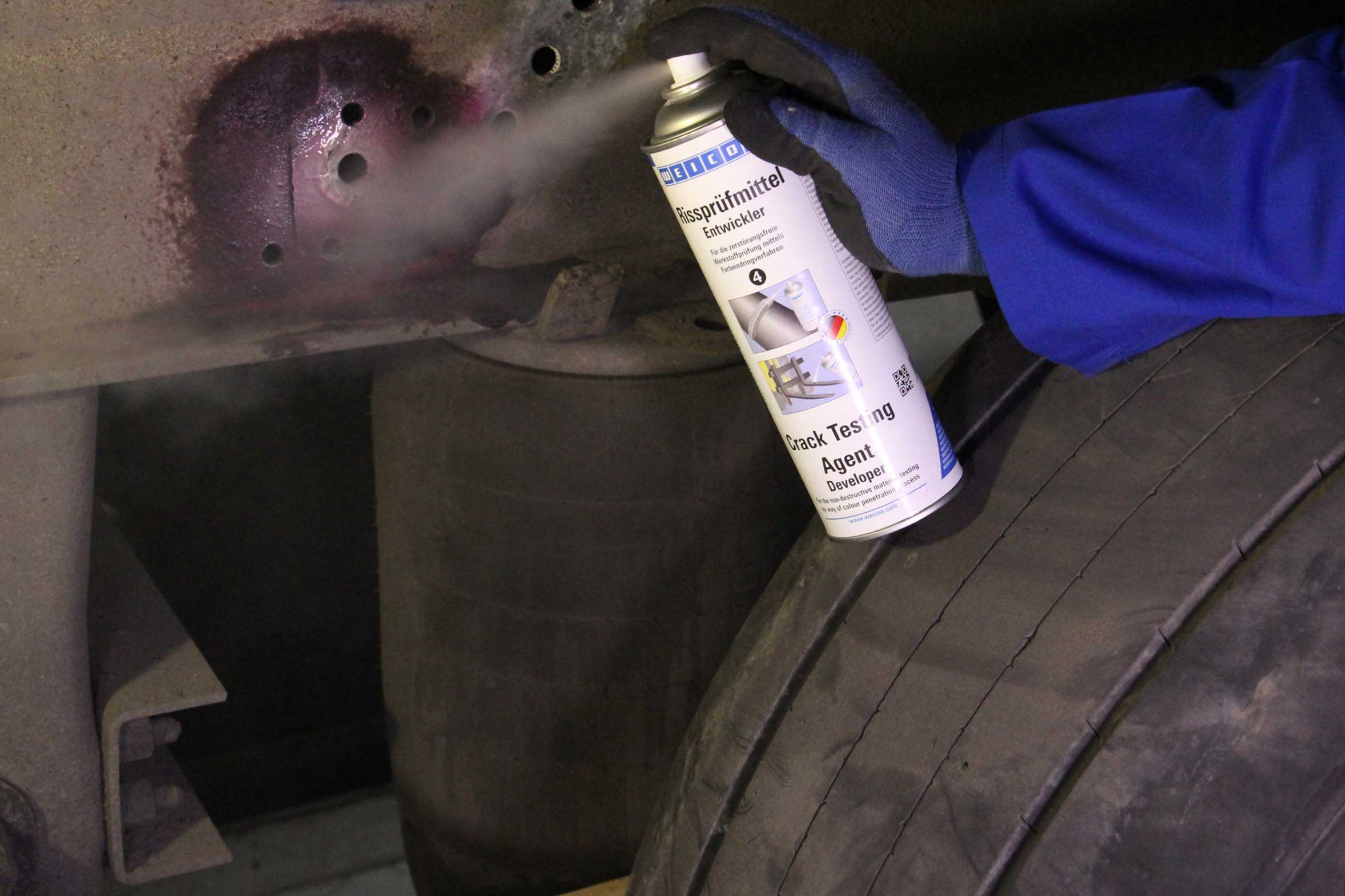 Weicon Rissprüfmittel Diffusionsmittel wird auf Trailer eines LKWs gesprüht